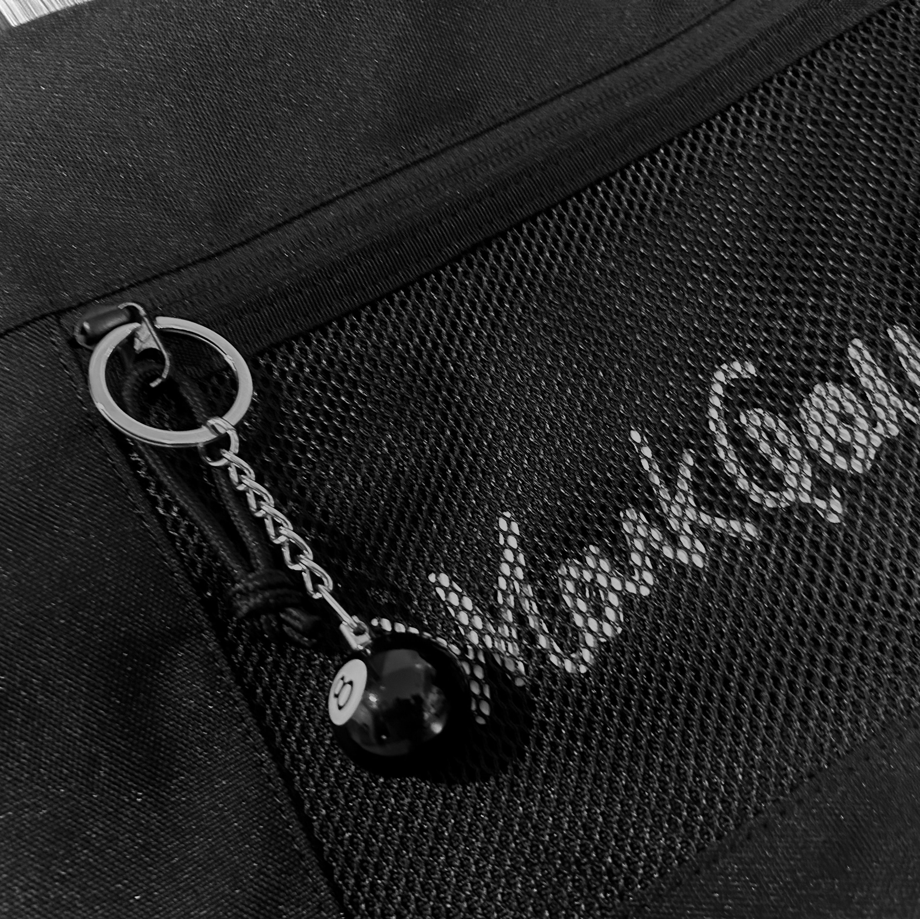 Stussy 8 Ball Keychain Black 착용 스타일