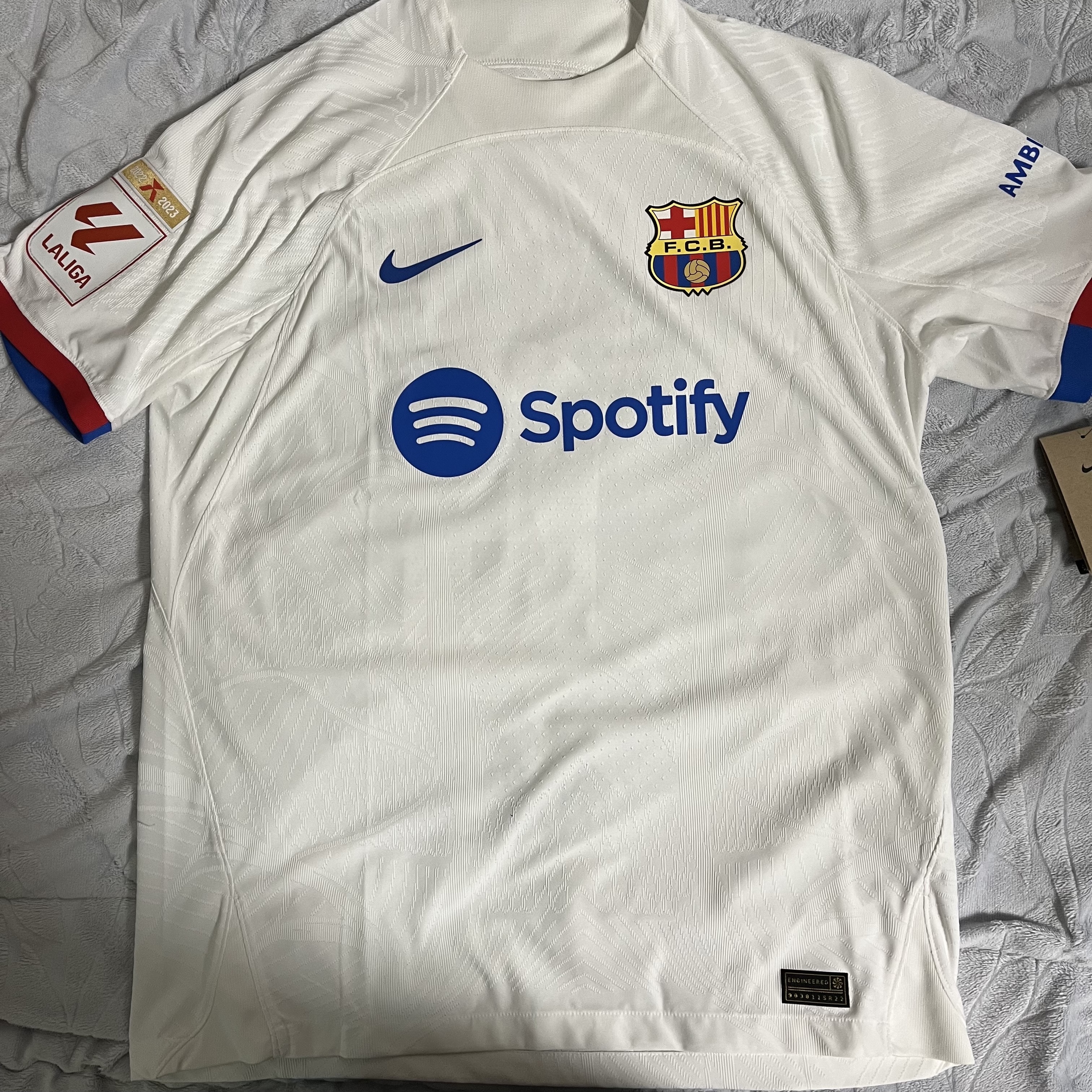 Nike FC Barcelona 2023/24 Stadium Away Dri-Fit Jersey White Royal Blue (Non Marking Ver.) 착용 스타일