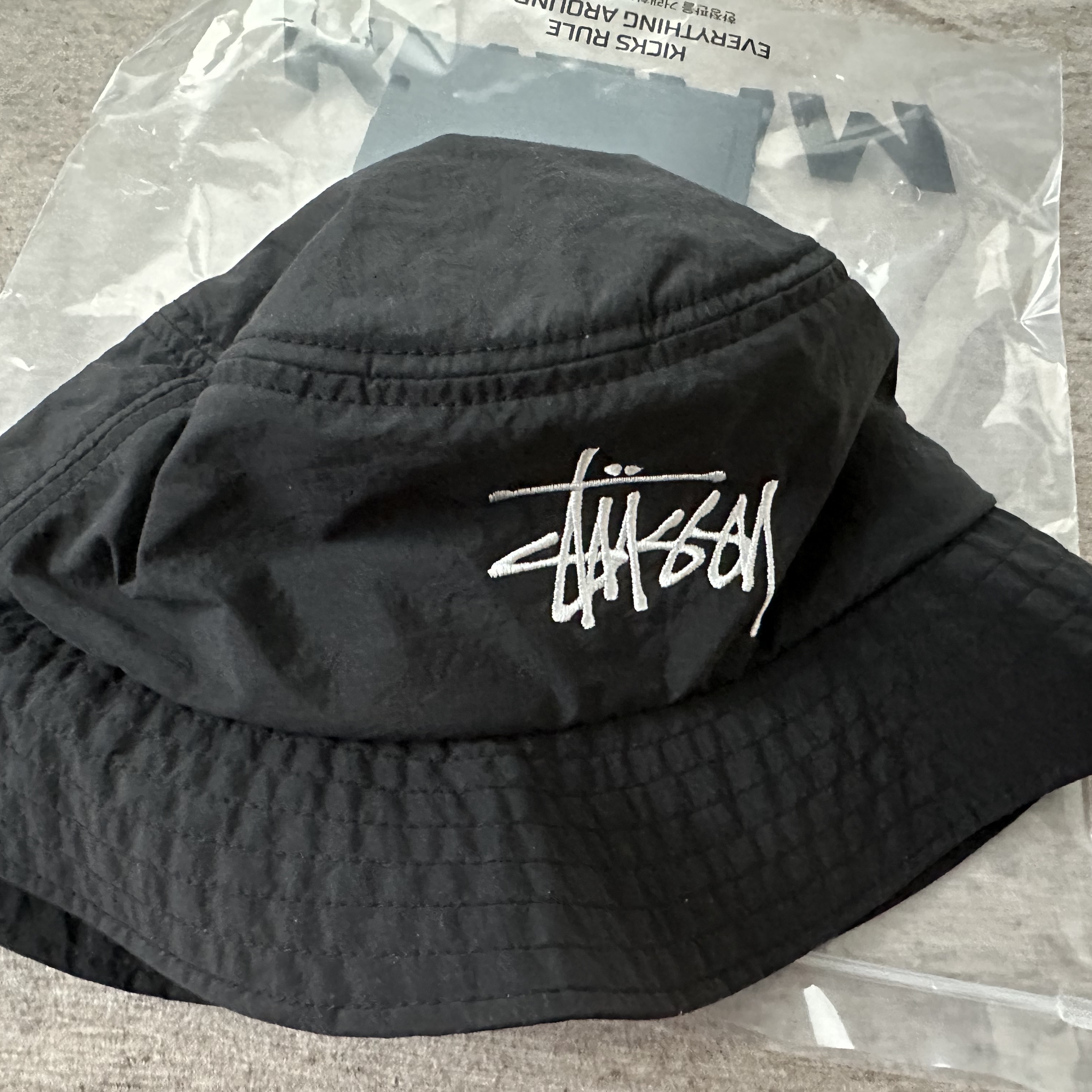 Stussy Peached Nylon Basic Bucket Hat Black 착용 스타일