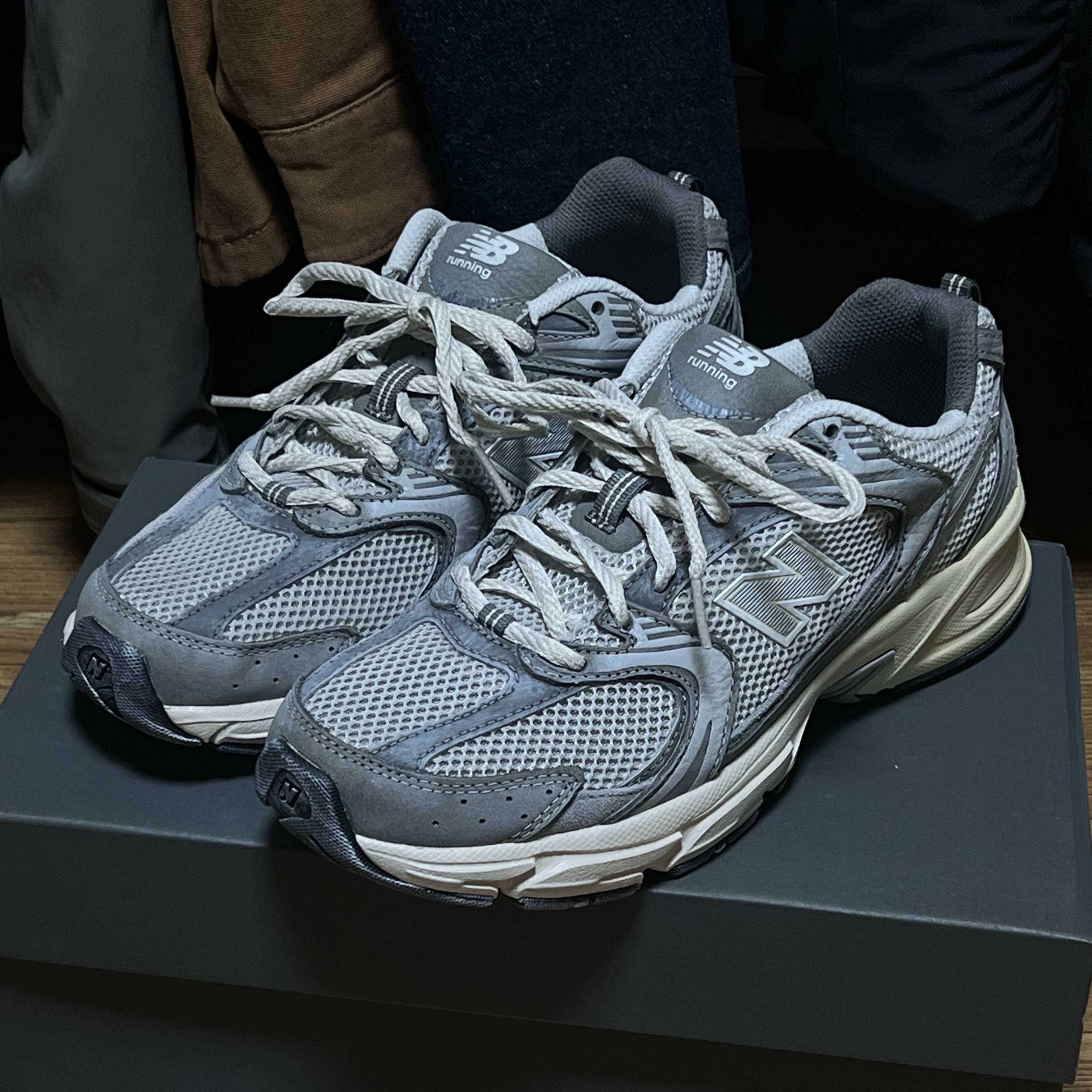 New Balance 530 Premium Vintage Grey Matter 착용 스타일