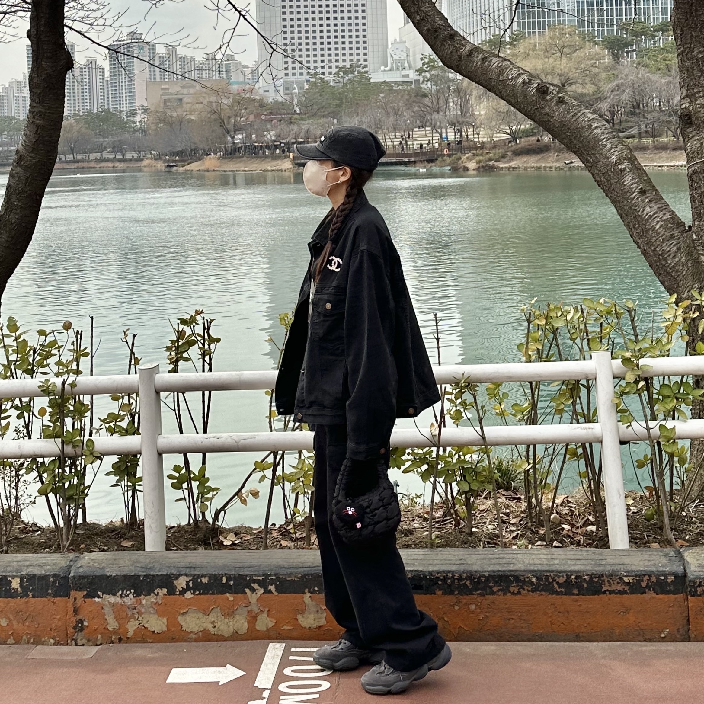 Adidas Yeezy 500 Utility Black 2022/2023, COS Quilted Micro Bag Black 착용 스타일