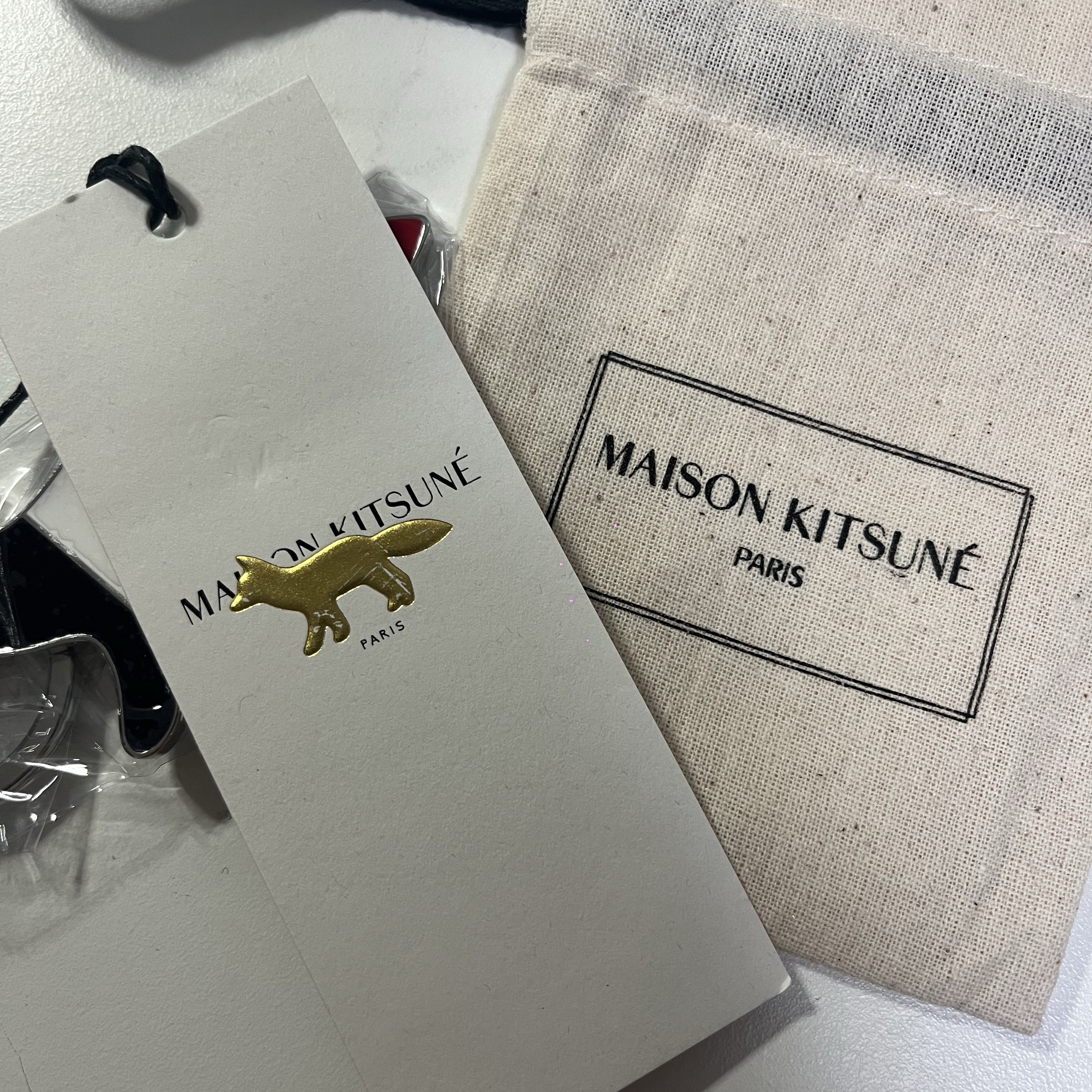 Maison Kitsune Tricolor Fox Metal Keyring Multicolor 착용 스타일
