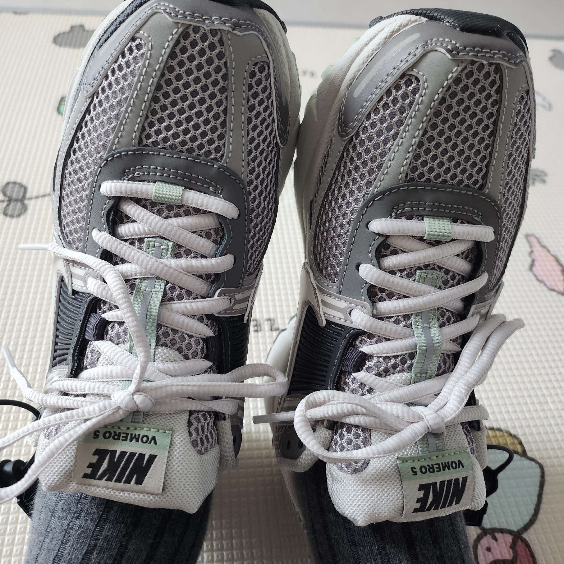 (W) Nike Zoom Vomero 5 Cobblestone and Flat Pewter 착용 스타일