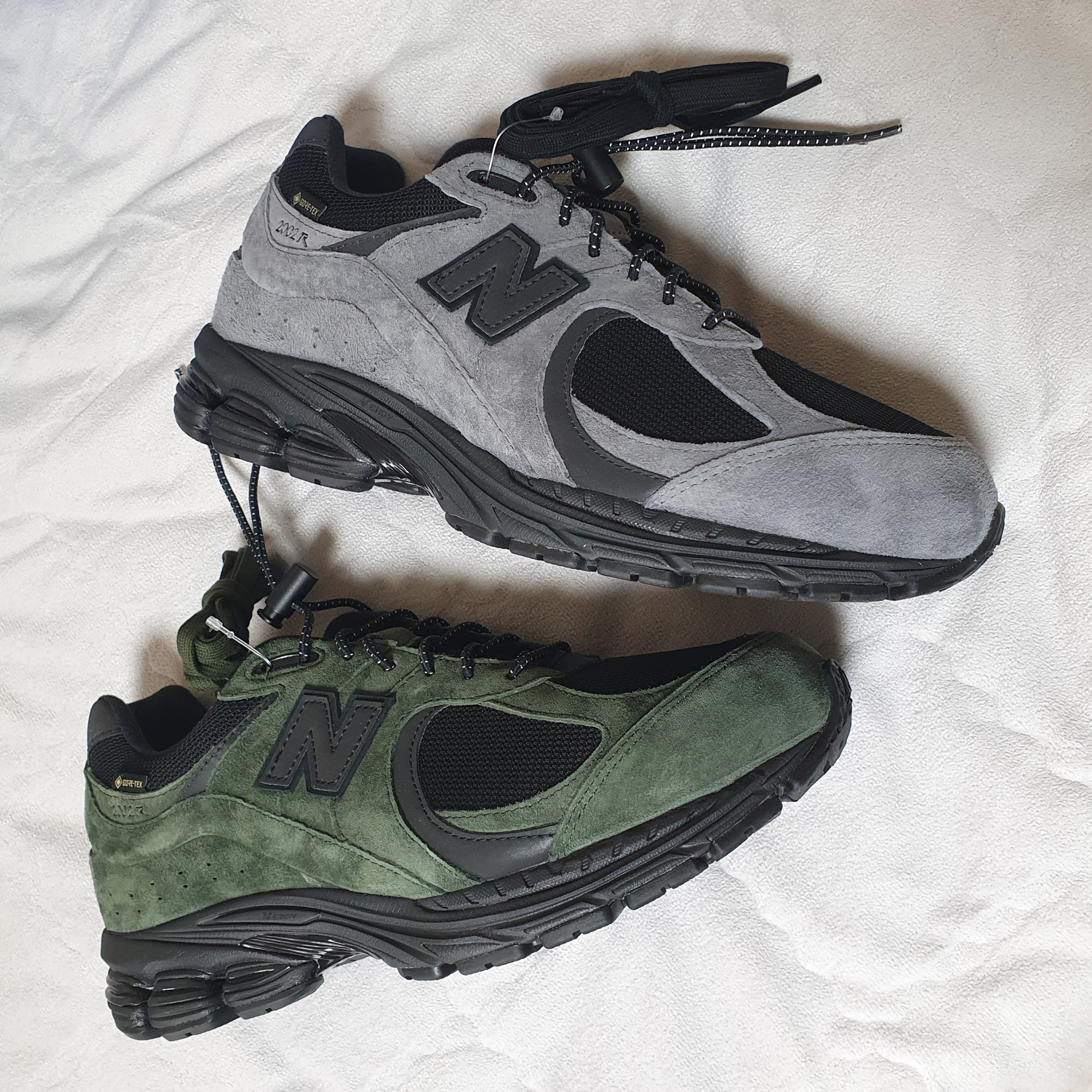 New Balance x JJJJound 2002R Gore-Tex Charcoal, New Balance x JJJJound 2002R Gore-Tex Pine 착용 스타일 - 1