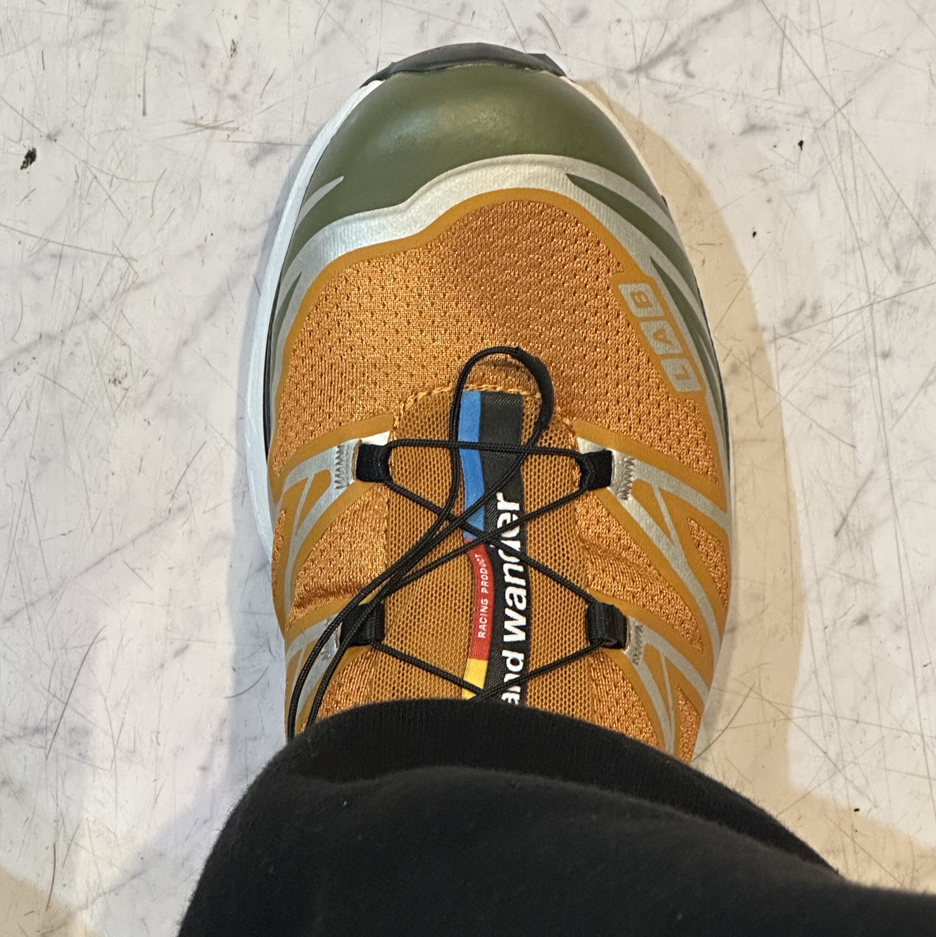 Salomon x And Wander XT-6 Golden Oak 착용 스타일