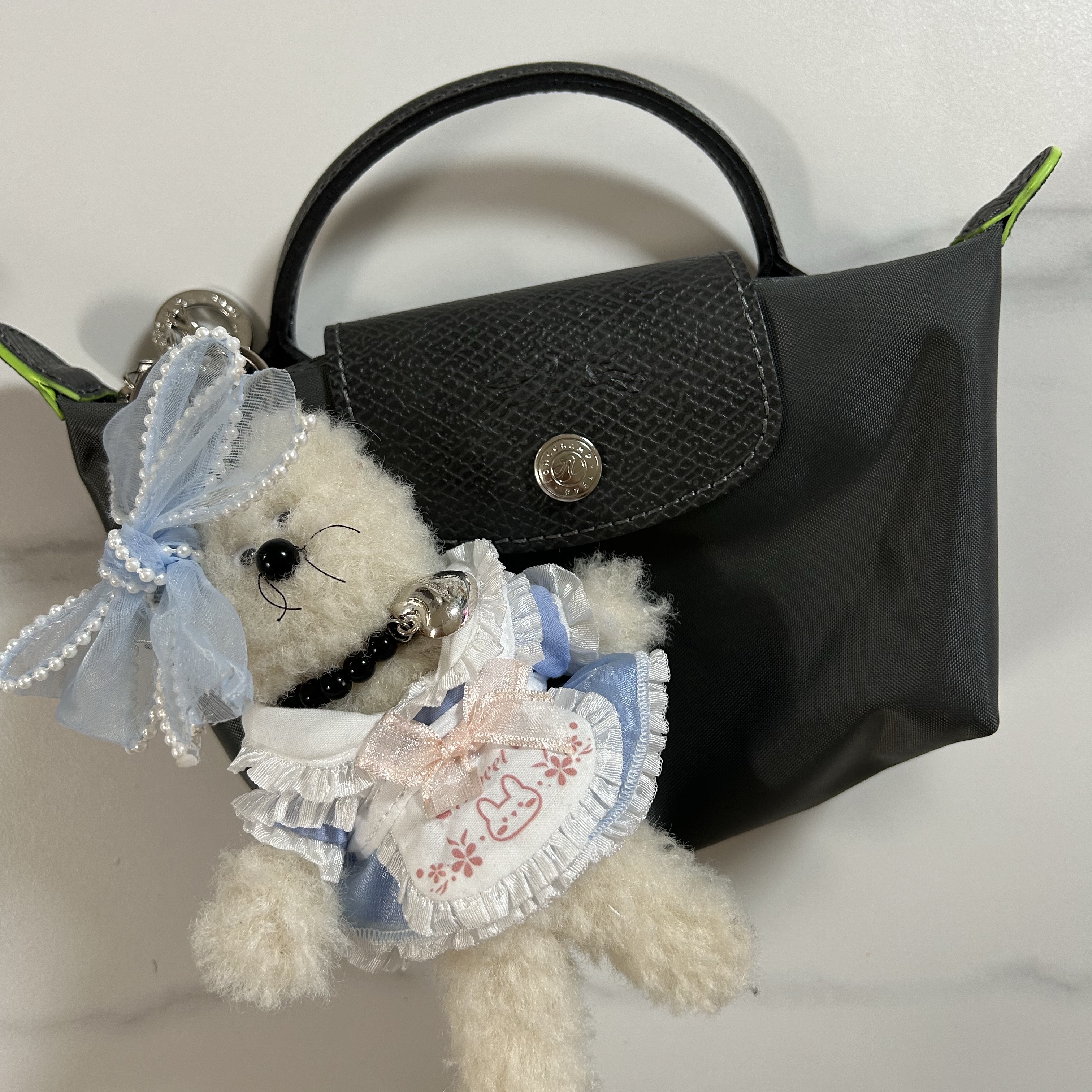 Longchamp Le Pliage Green Handle Pouch Graphite, Monamhee Creami Keyring Cream - KREAM Exclusive 착용 스타일