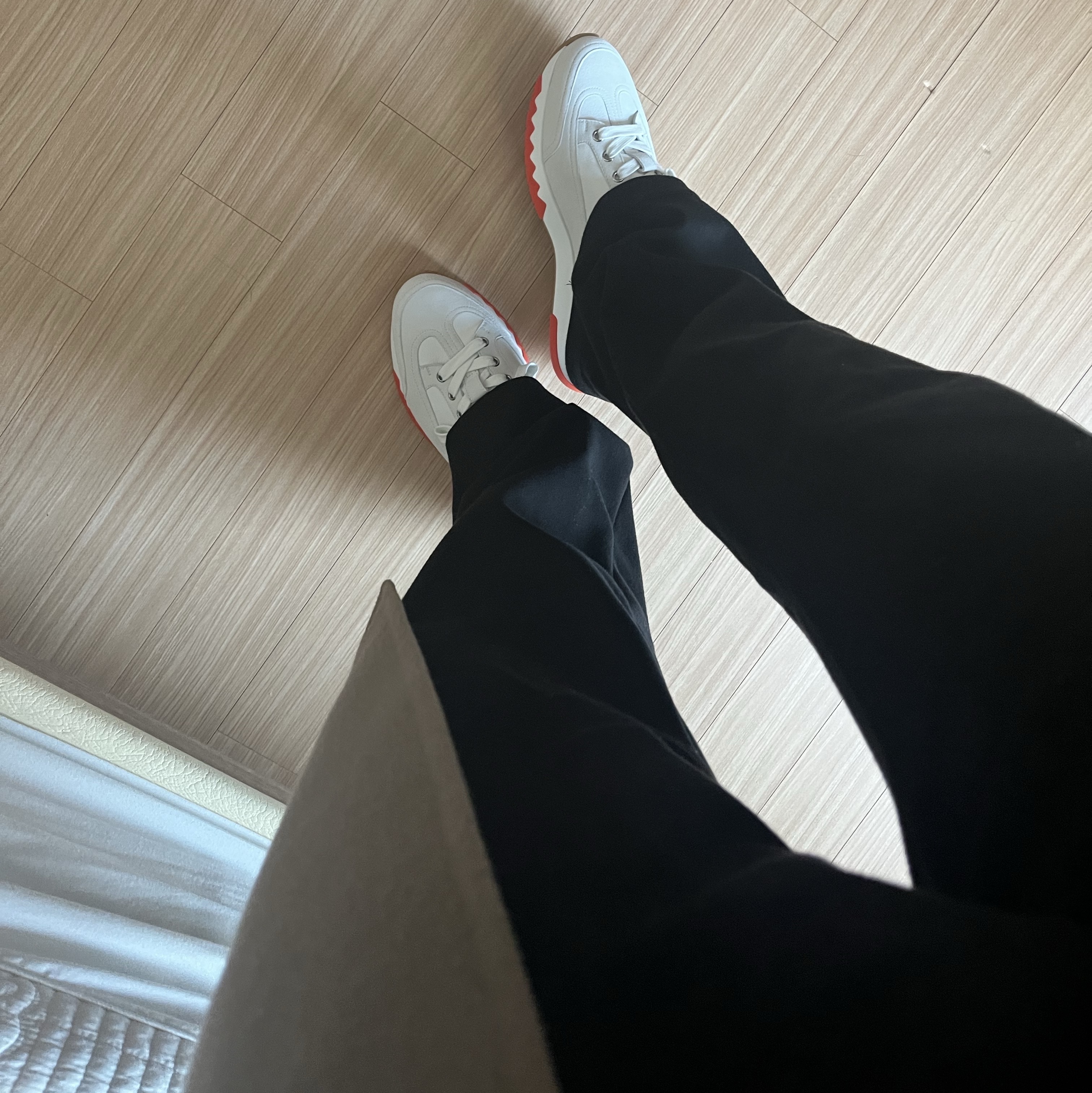Hermes Trail Sneakers Calfskin Suede Goatskin & Blanc Noir 착용 스타일 - 5