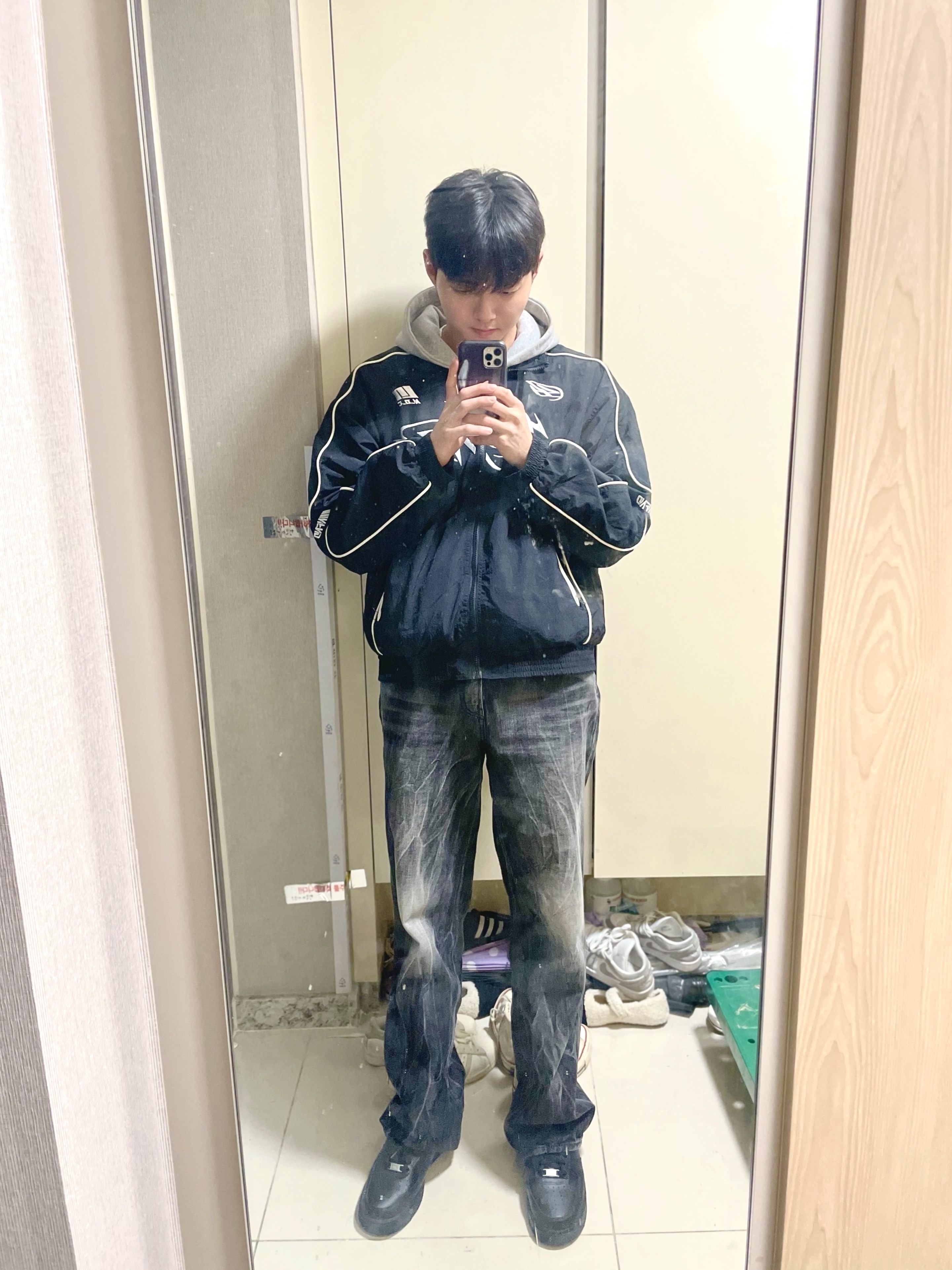 Nike Air Force 1 '07 Low Triple Black 착용 스타일 - 1
