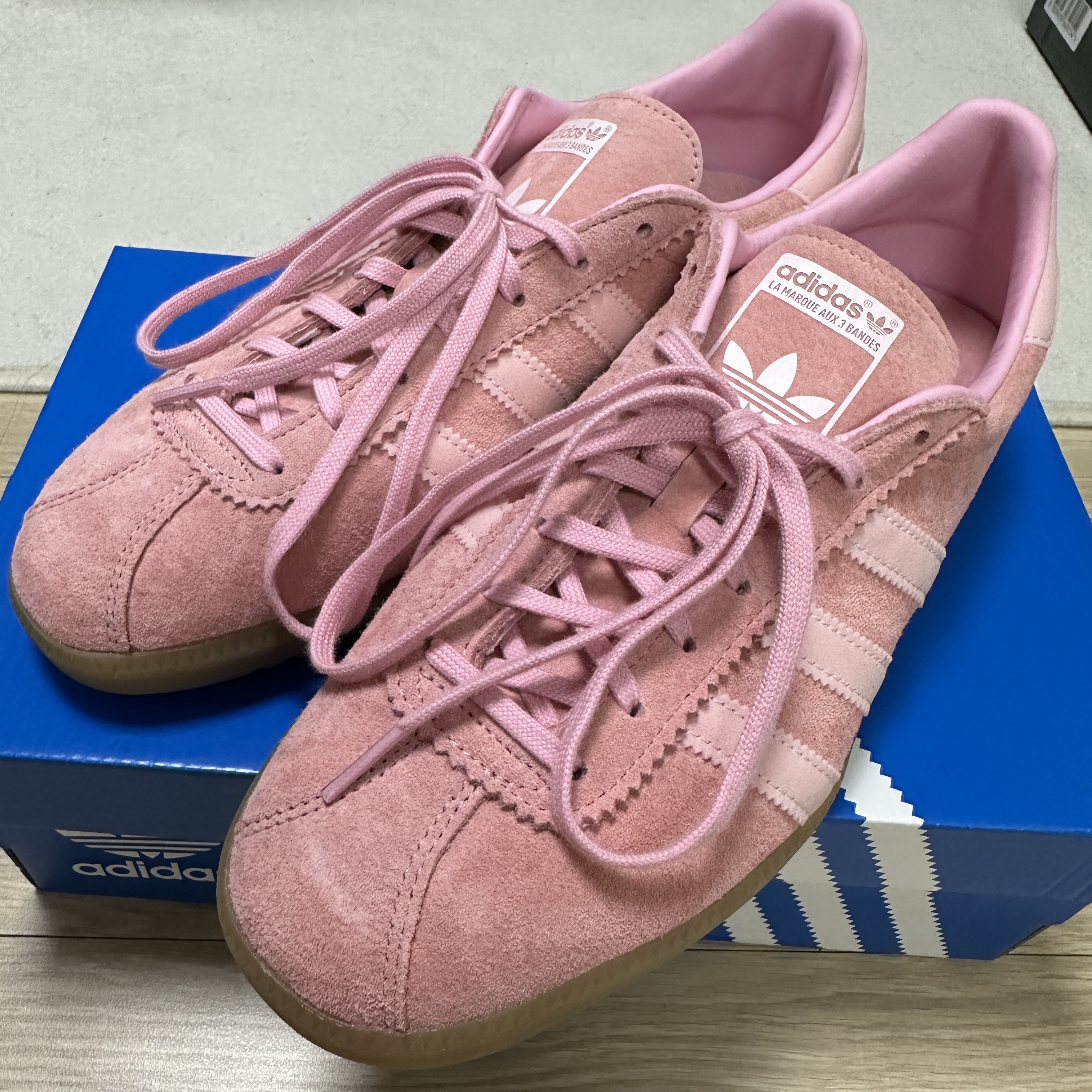 Adidas Bermuda Glow Pink 착용 스타일 - 2