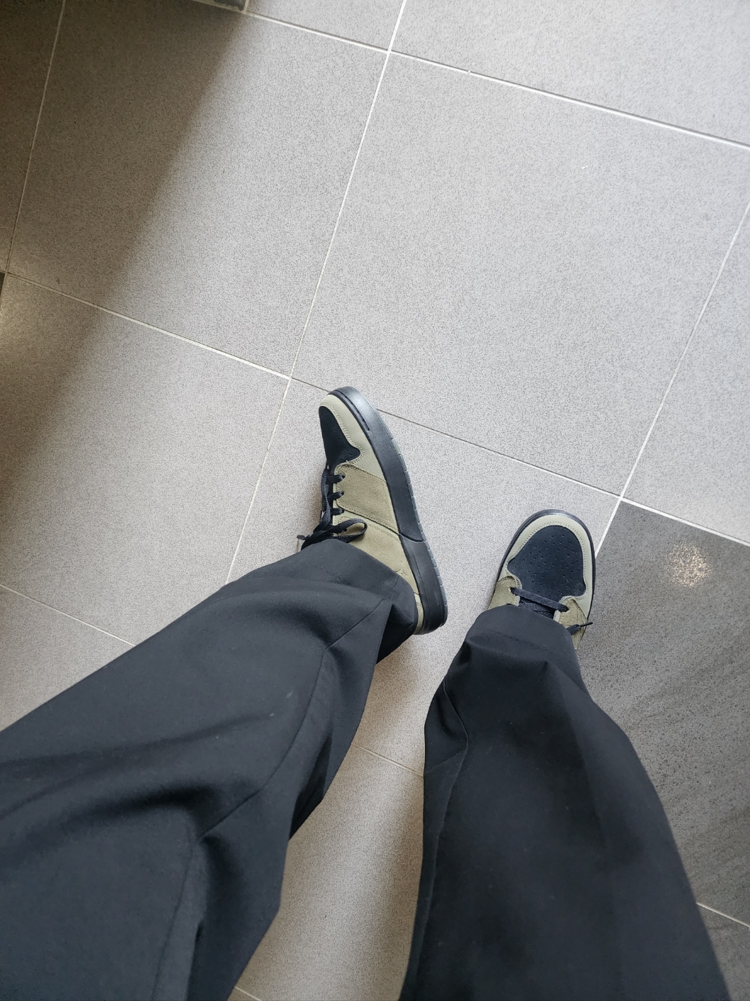 Jordan Nu Retro 1 Low Medium Olive Light Bone 착용 스타일 - 3
