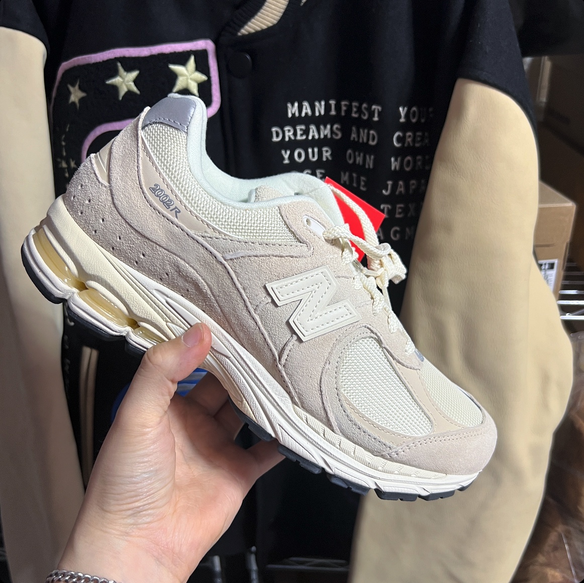 New Balance 2002R Beige Calm Taupe 착용 스타일