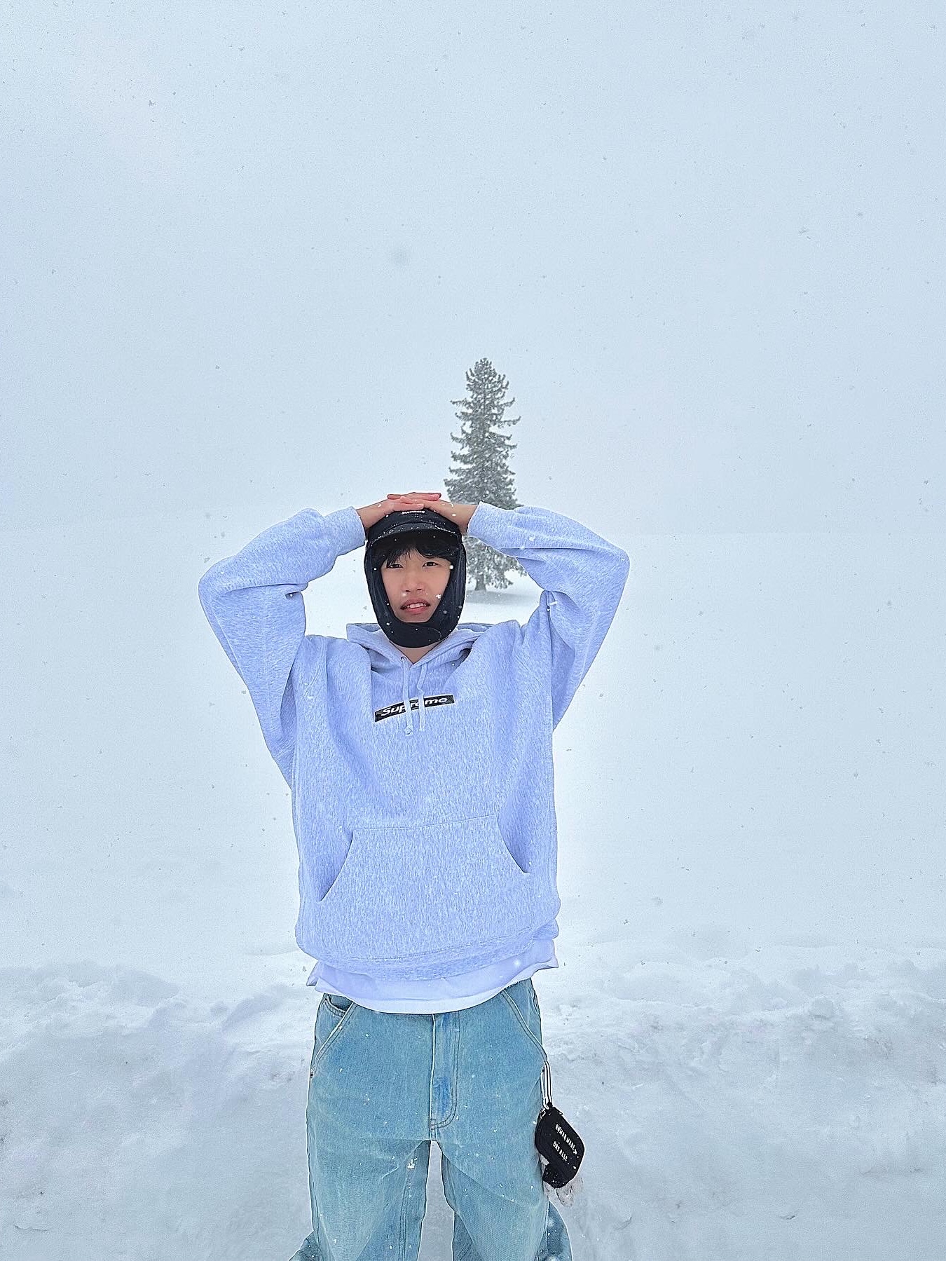 Supreme Box Logo Hooded Sweatshirt Ash Grey - 23FW, Adidas Puffylette White 착용 스타일 - 3