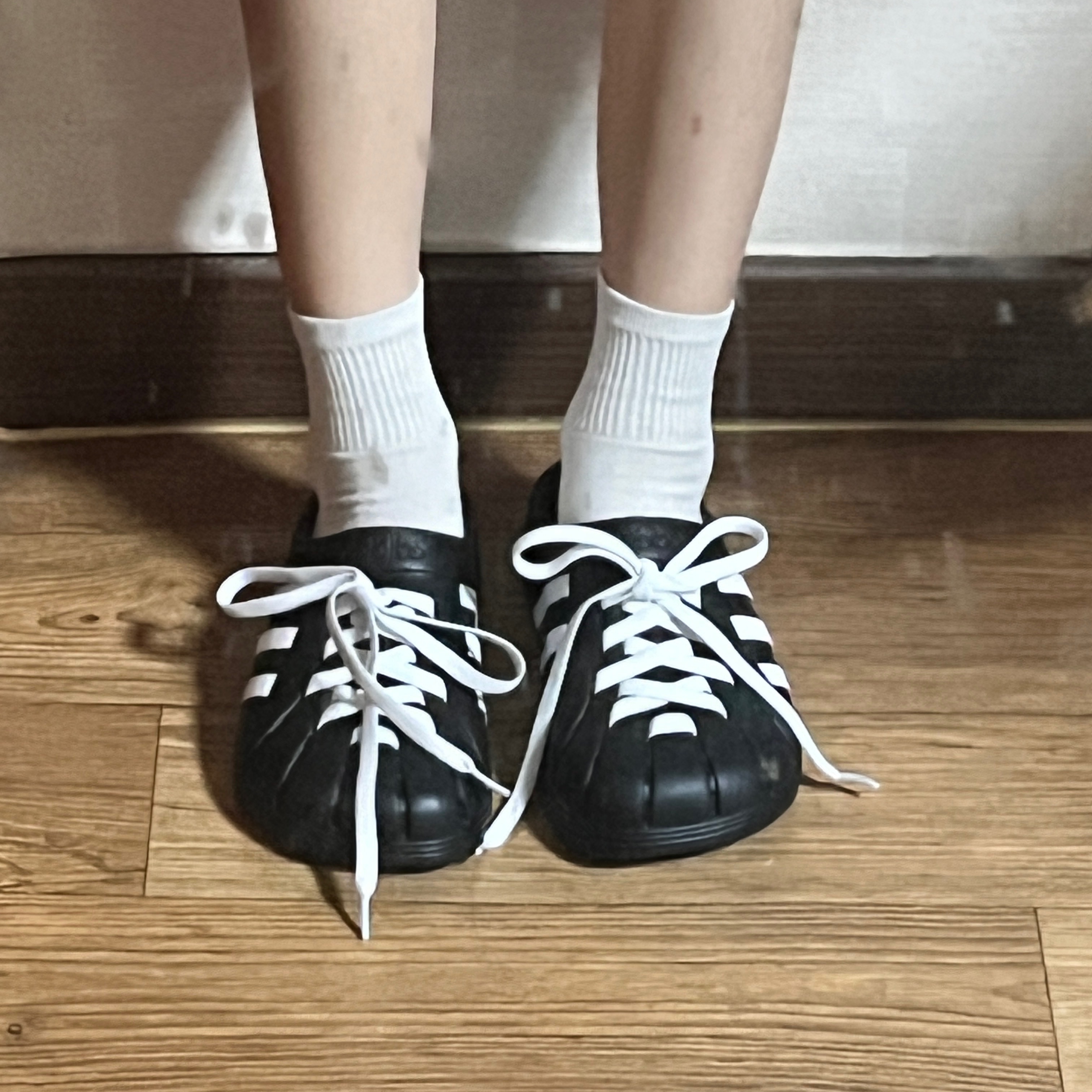 Adidas Adilette Clog Black White 착용 스타일 - 2