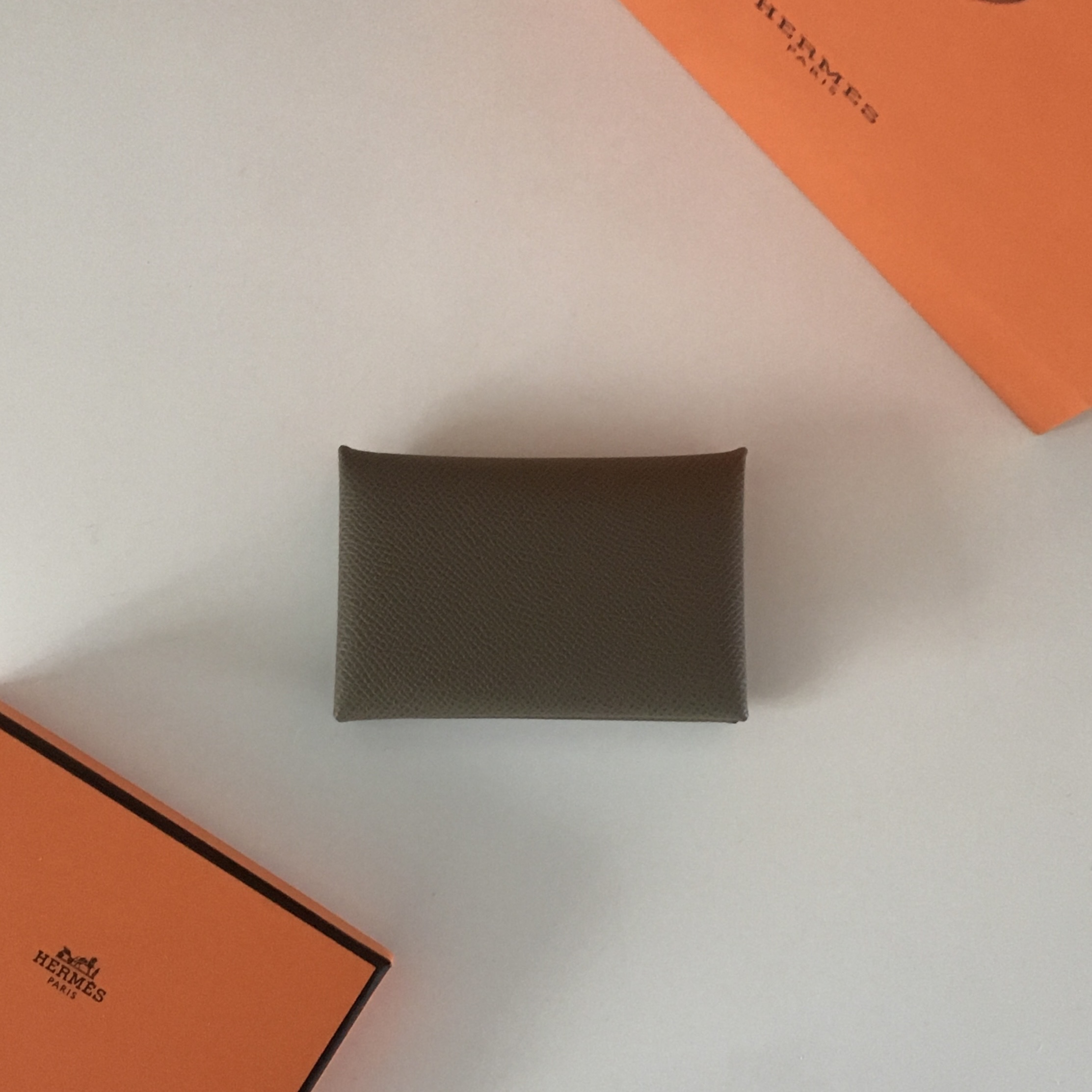 Hermes Calvi Card Holder Epsom & Palladium Etoupe 착용 스타일
