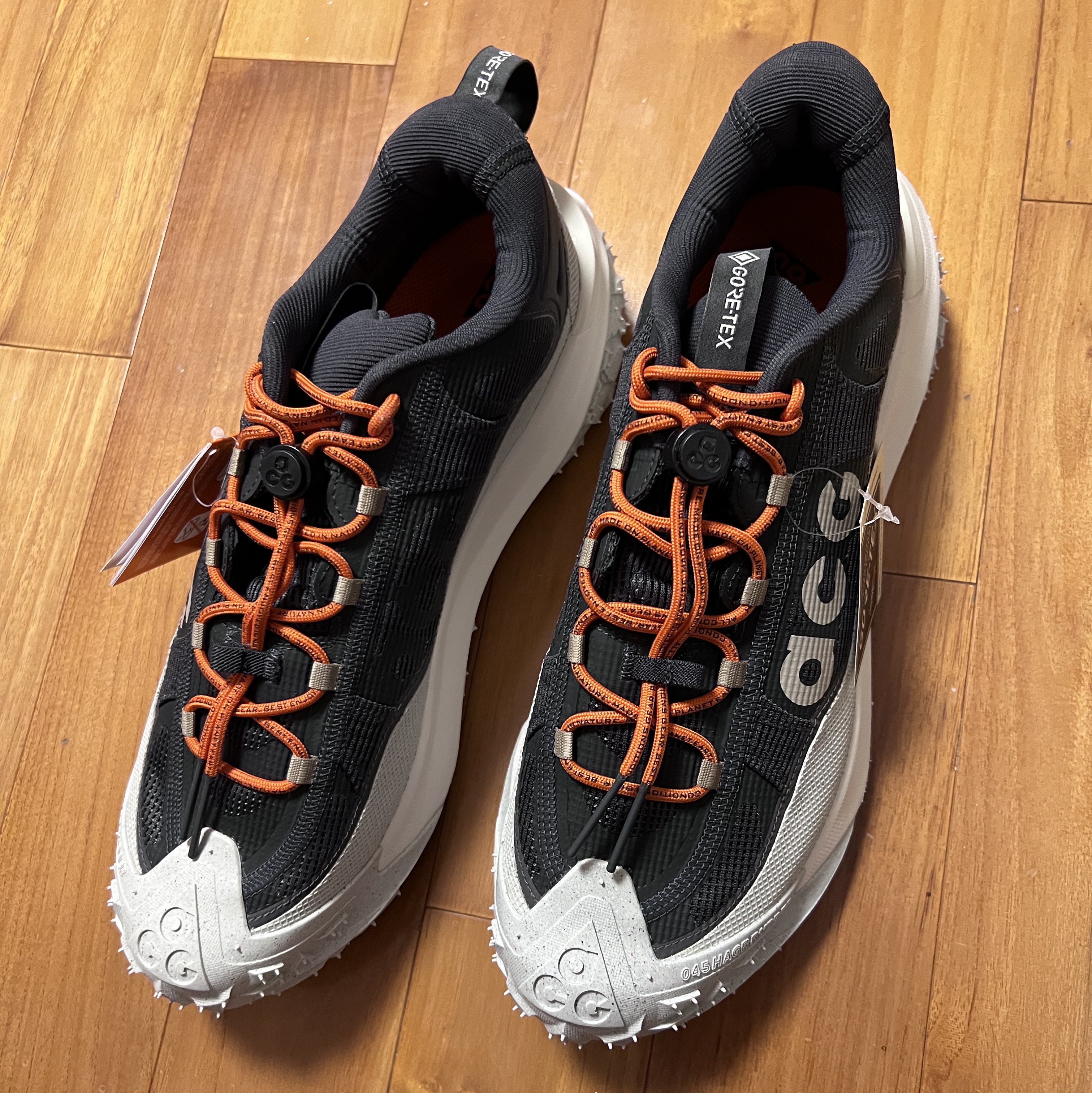 Nike ACG Mountain Fly Low Gore-Tex Dark Smoke Grey 착용 스타일