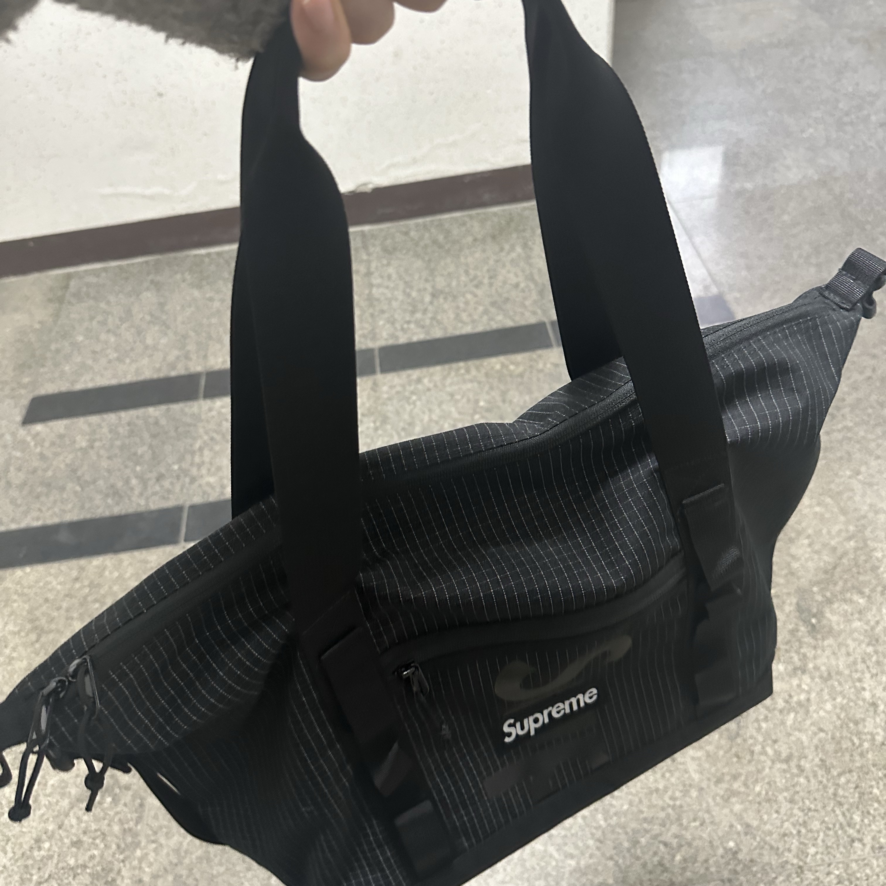 Supreme Tote Bag Black - 24SS 착용 스타일
