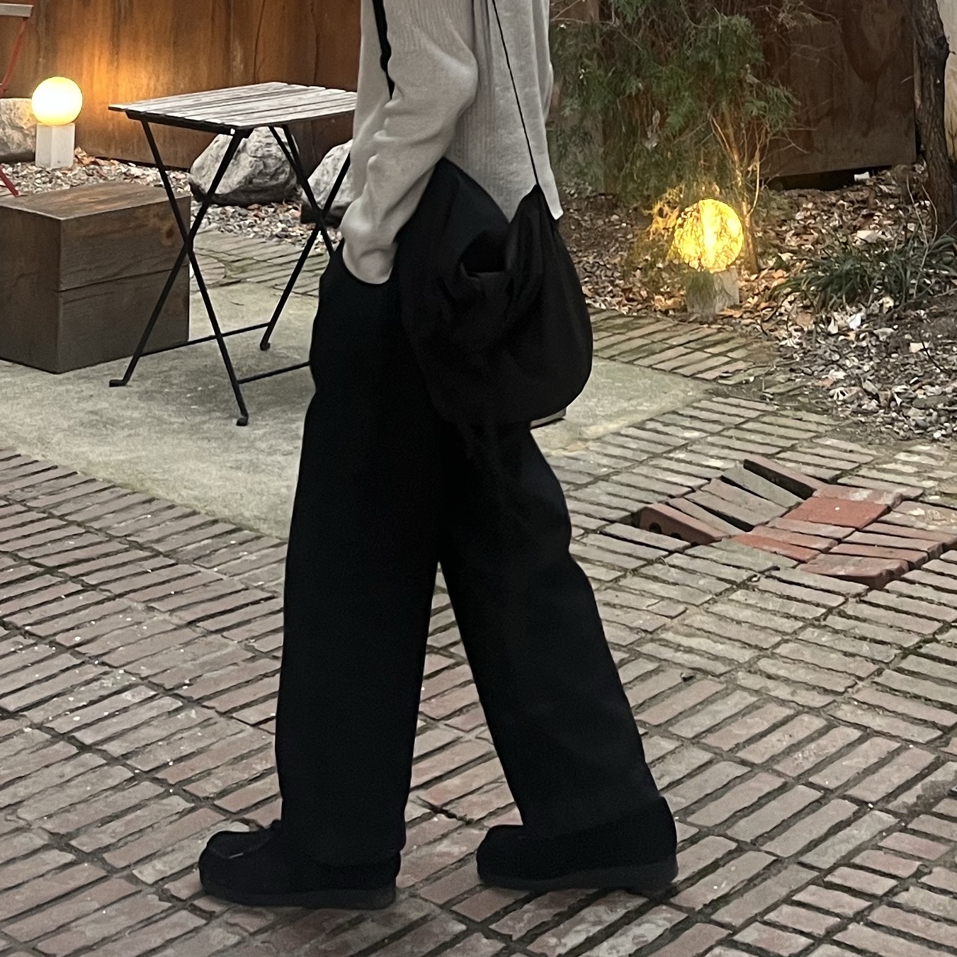 GU Real Leather Moccasin Shoes Black, Uniqlo U Drawstring Shoulder Bag Black 착용 스타일