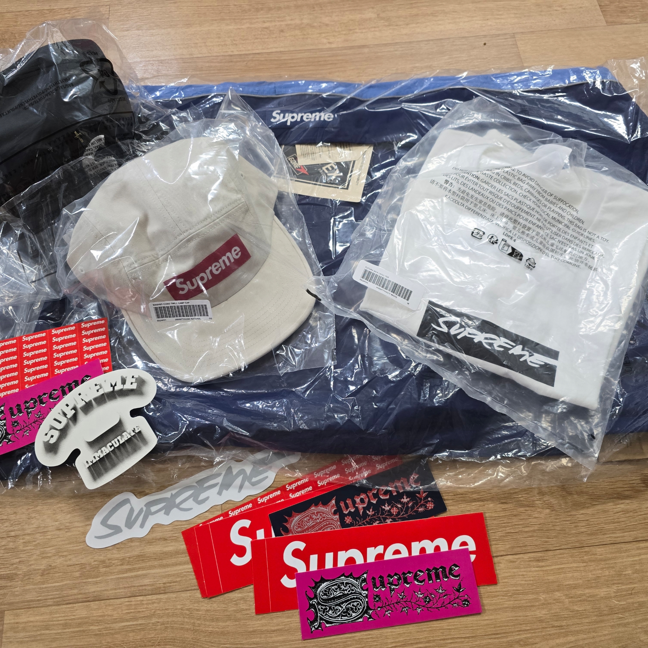 Supreme Gore-Tex Anorak Blue - 24SS, Supreme Futura Box Logo T-Shirt White - 24SS 착용 스타일 - 1