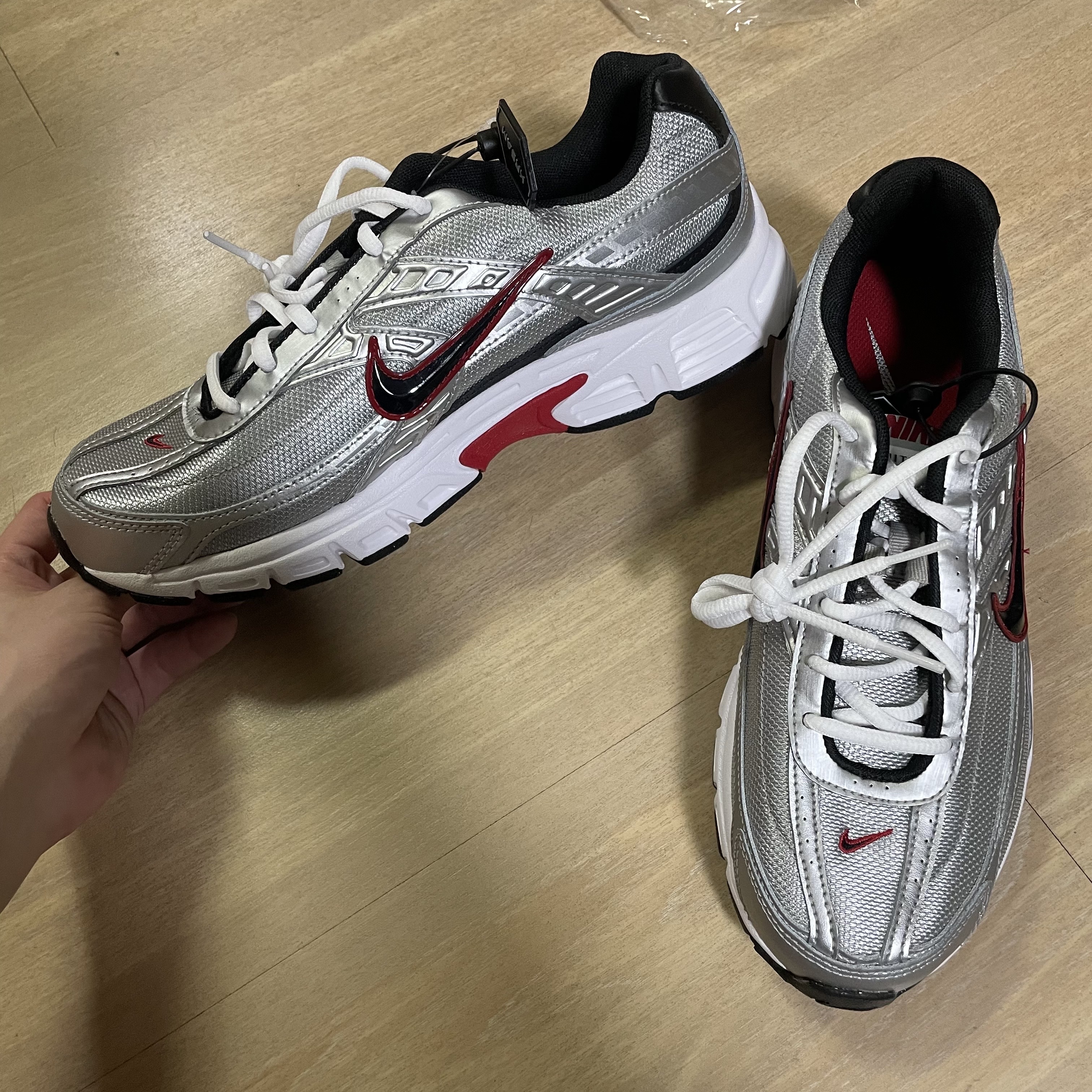 Nike Initiator Metallic Silver Black 착용 스타일