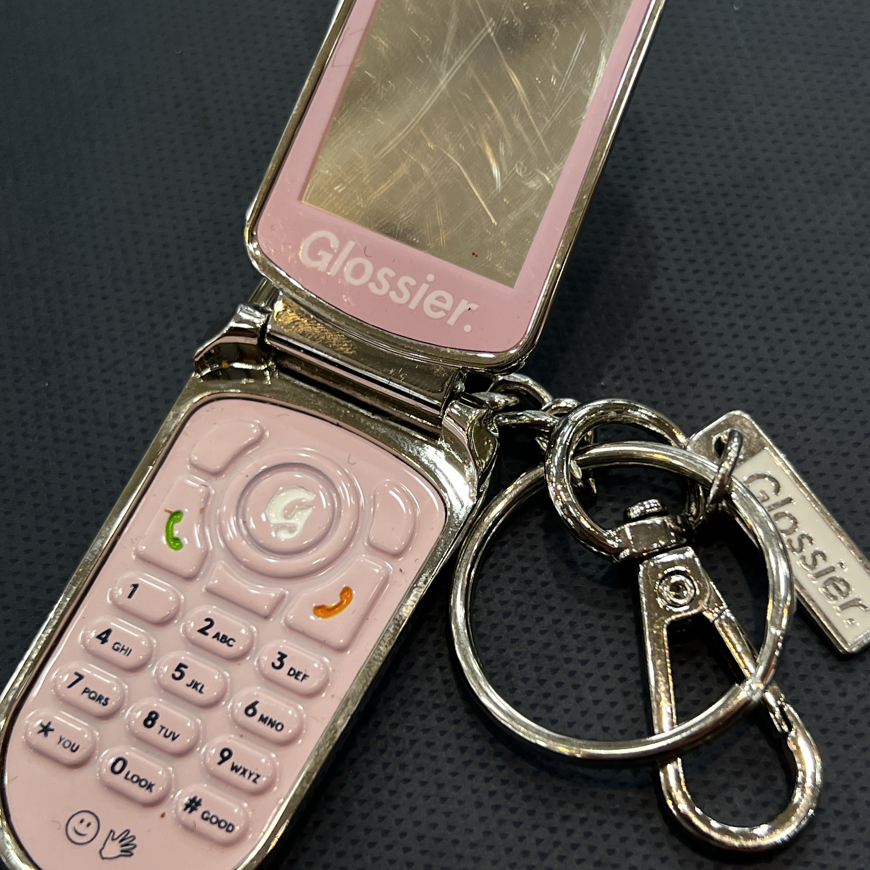 Glossier Cell Phone Keychain - LA Exclusive 착용 스타일