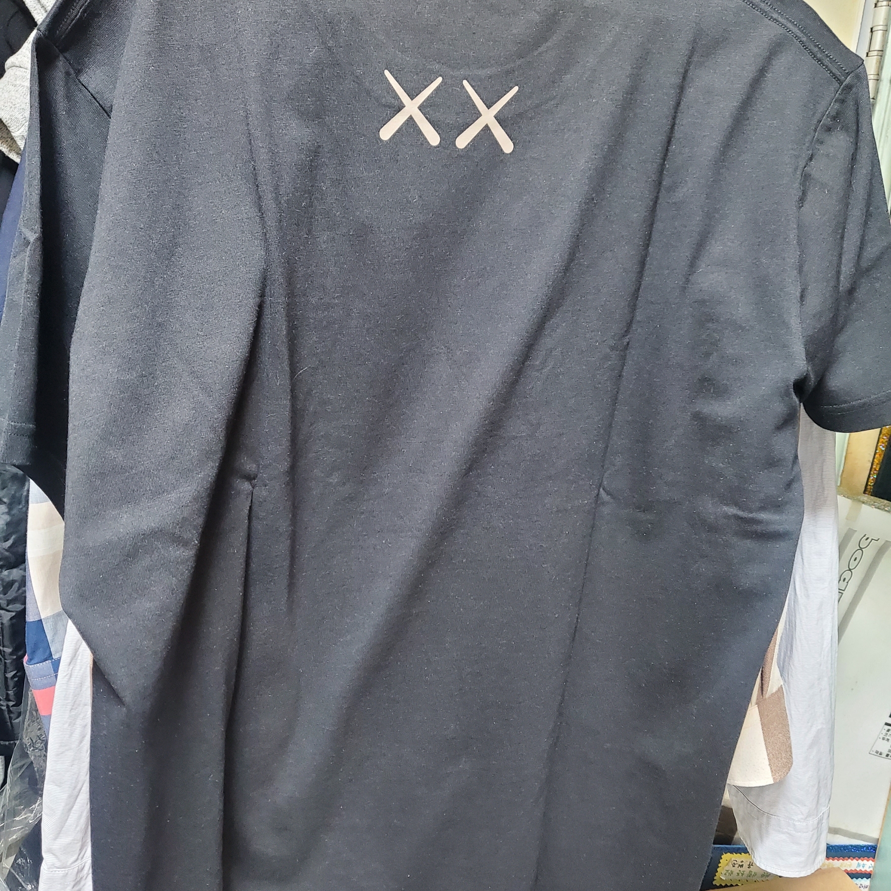 Uniqlo UT x Kaws Short Sleeve Graphic T-Shirt Black - KR 착용 스타일 - 2