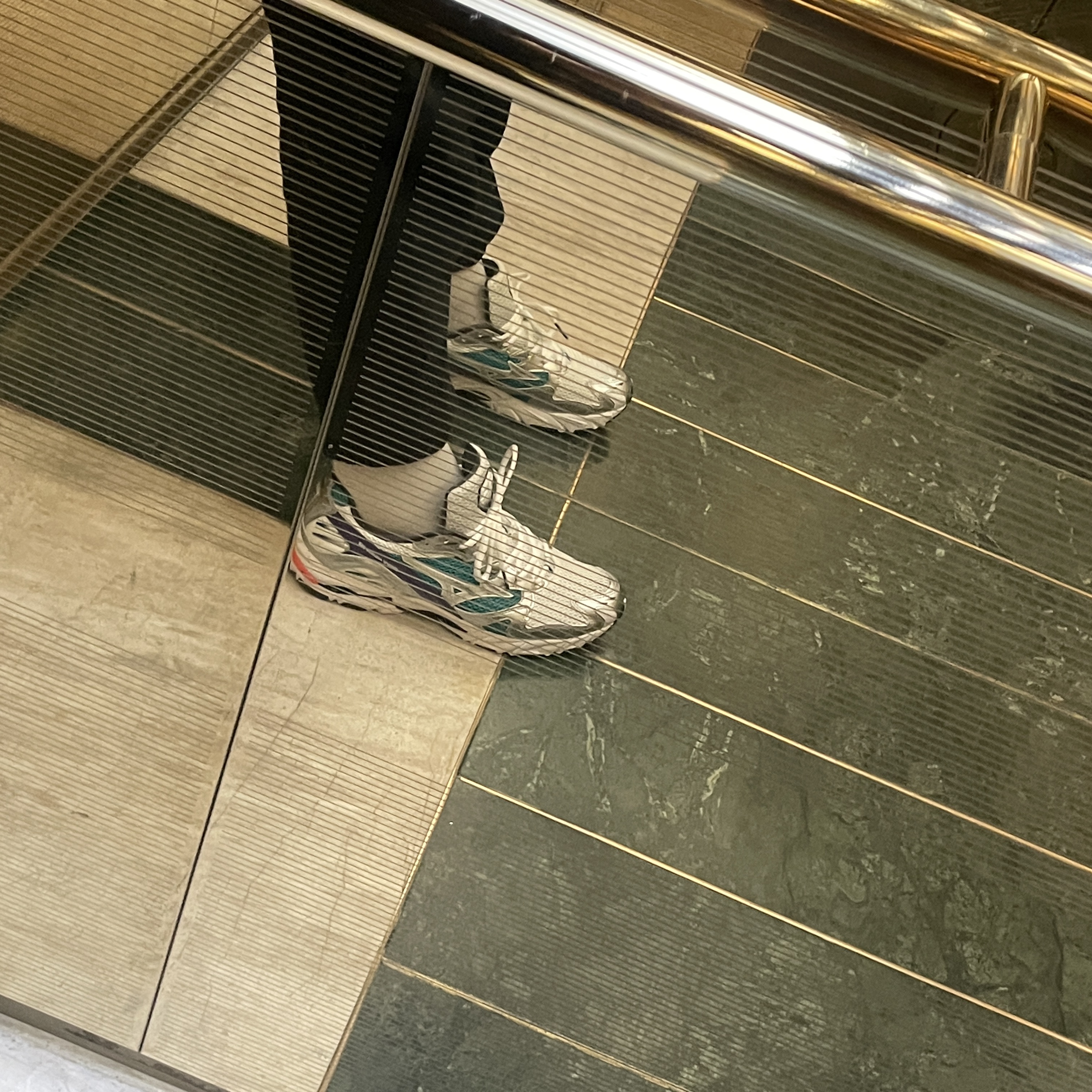Mizuno Wave Rider 10 White Silver Teal Blue 착용 스타일