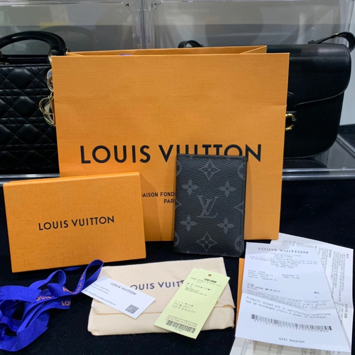 Louis Vuitton Pocket Organizer Monogram Eclipse 착용 스타일