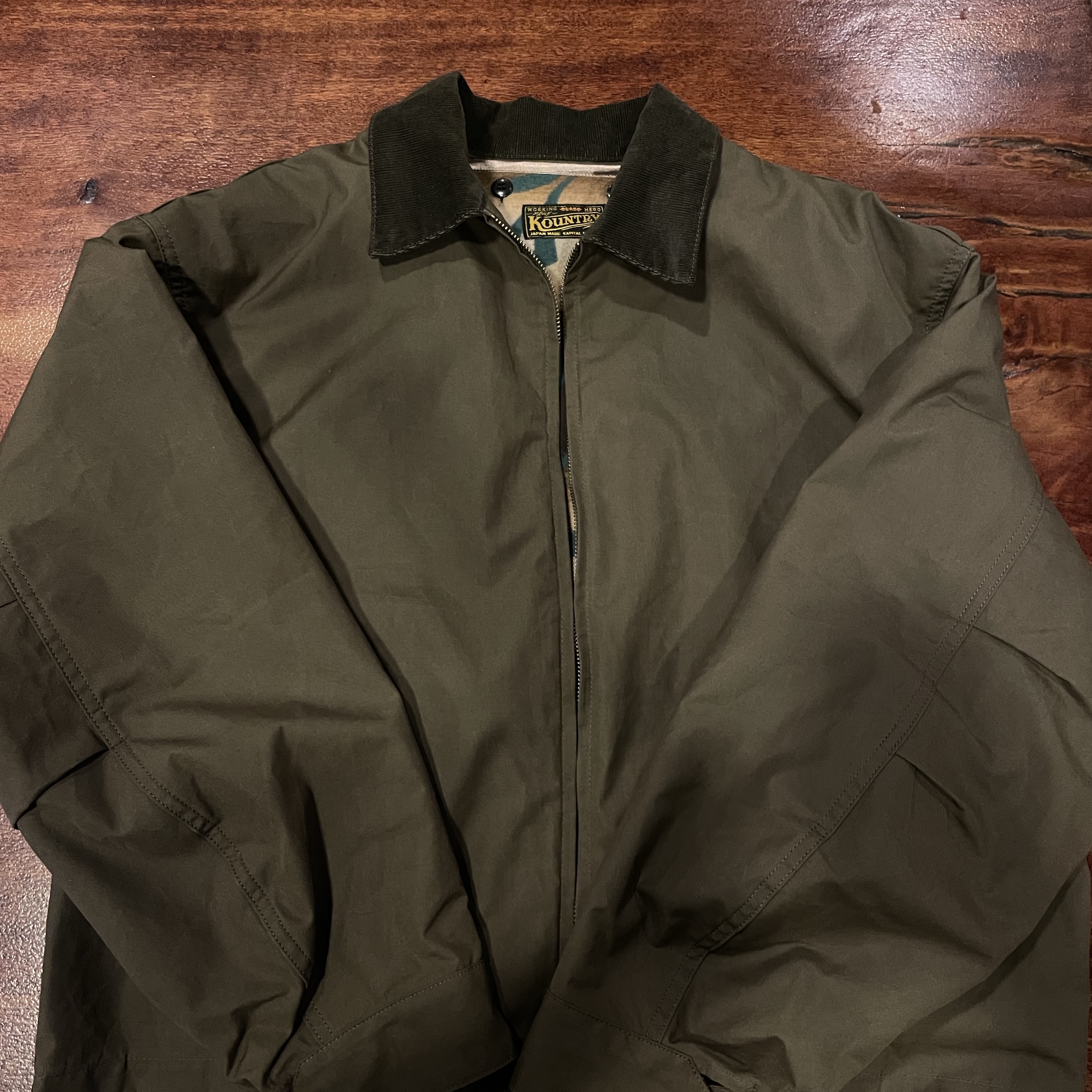 Kapital Cotton Oil Coating T-Back Drizzler Jacket Khaki 착용 스타일 - 1