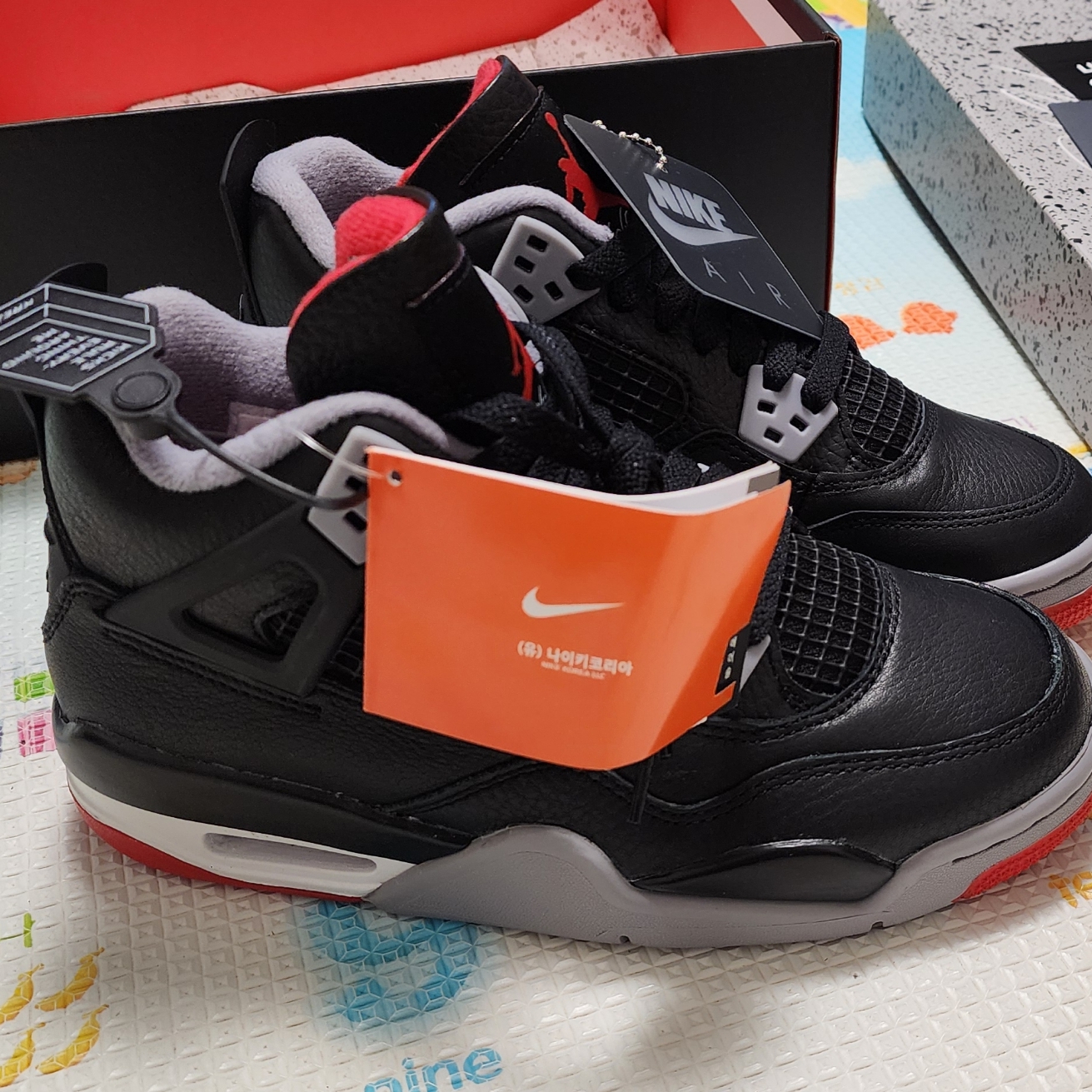 (GS) Jordan 4 Retro Bred Reimagined 착용 스타일 - 1