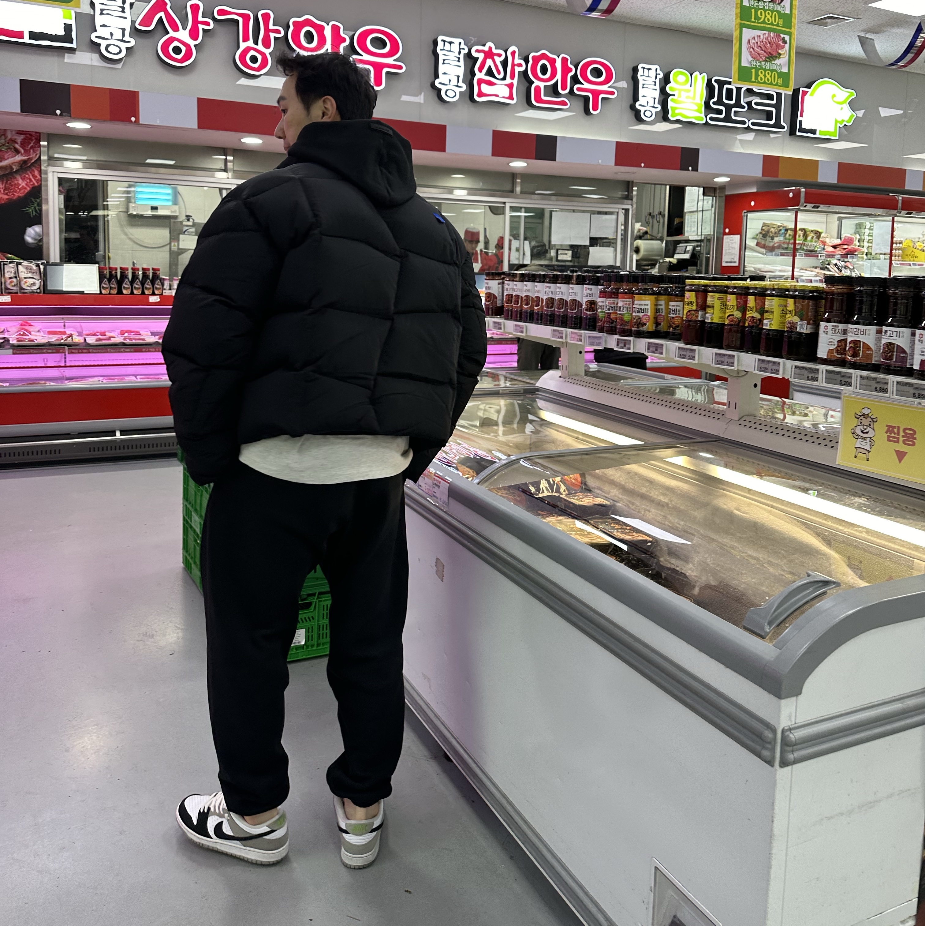 Essentials Sweatpants Jet Black - 23FW, Essentials Hoodie Jet Black - 23FW 착용 스타일 - 3