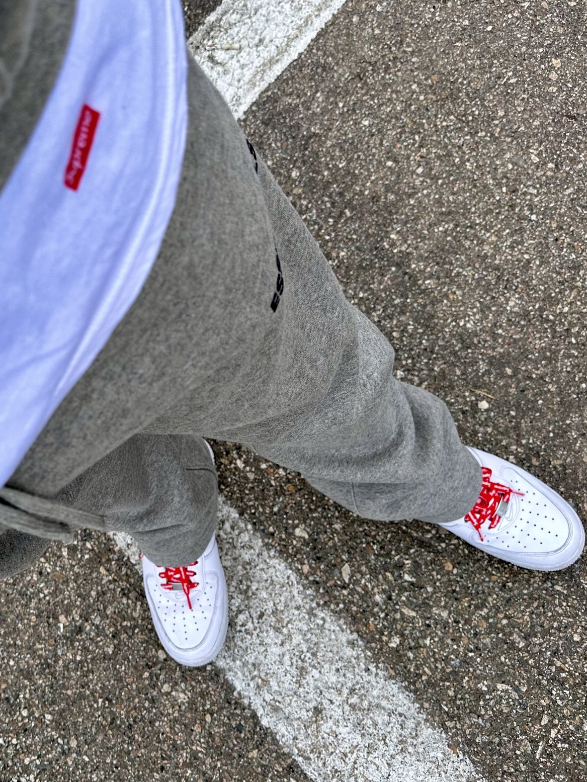 Essentials The Core Collection Relaxed Sweatpants Dark Oatmeal, Supreme Hanes Tagless T-Shirt White (3 Pack) 착용 스타일
