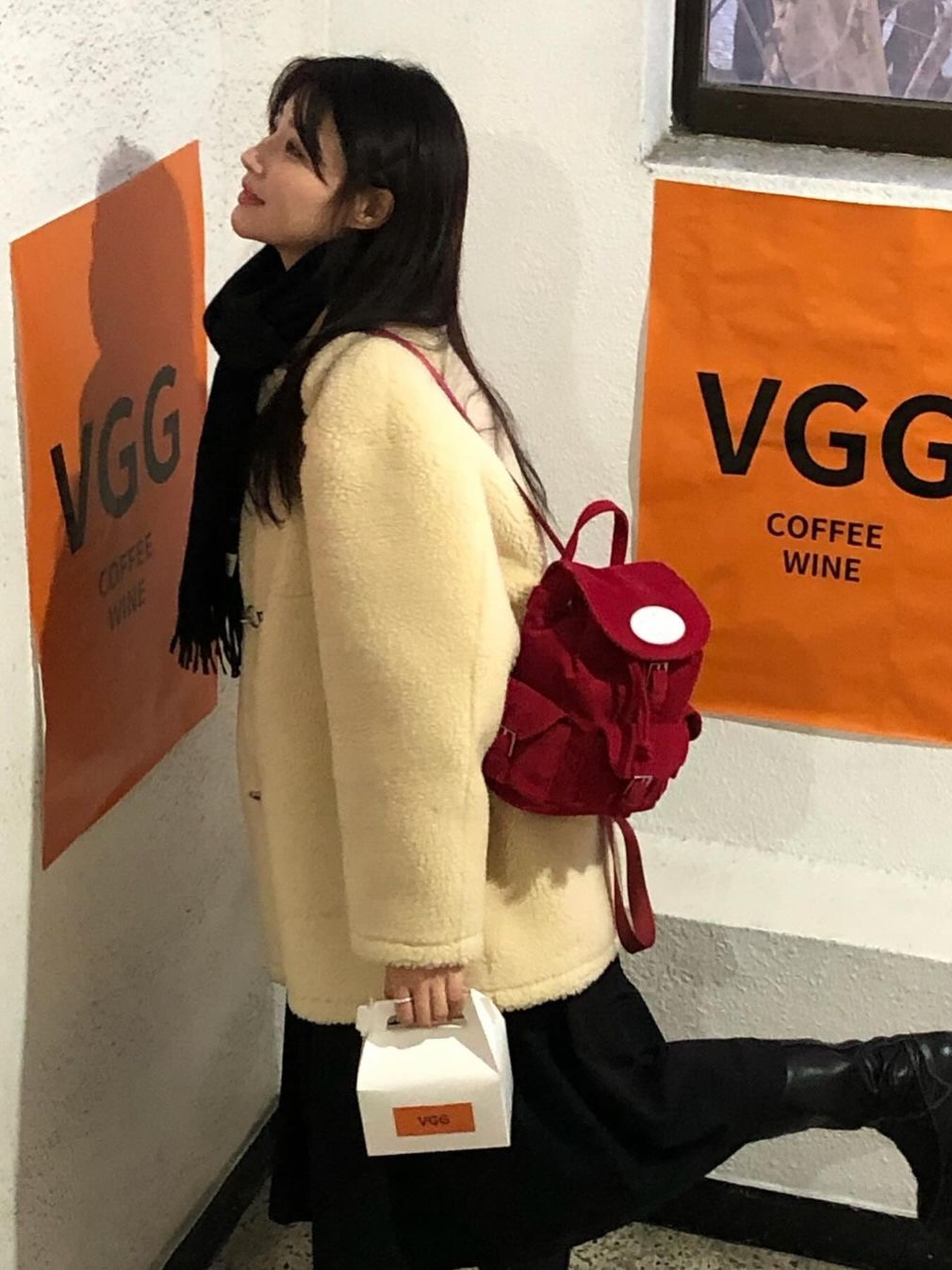 Lots You Holiday Chubby Backpack Red, LOTS YOU Nostalgia Chubby Backpack Black 착용 스타일