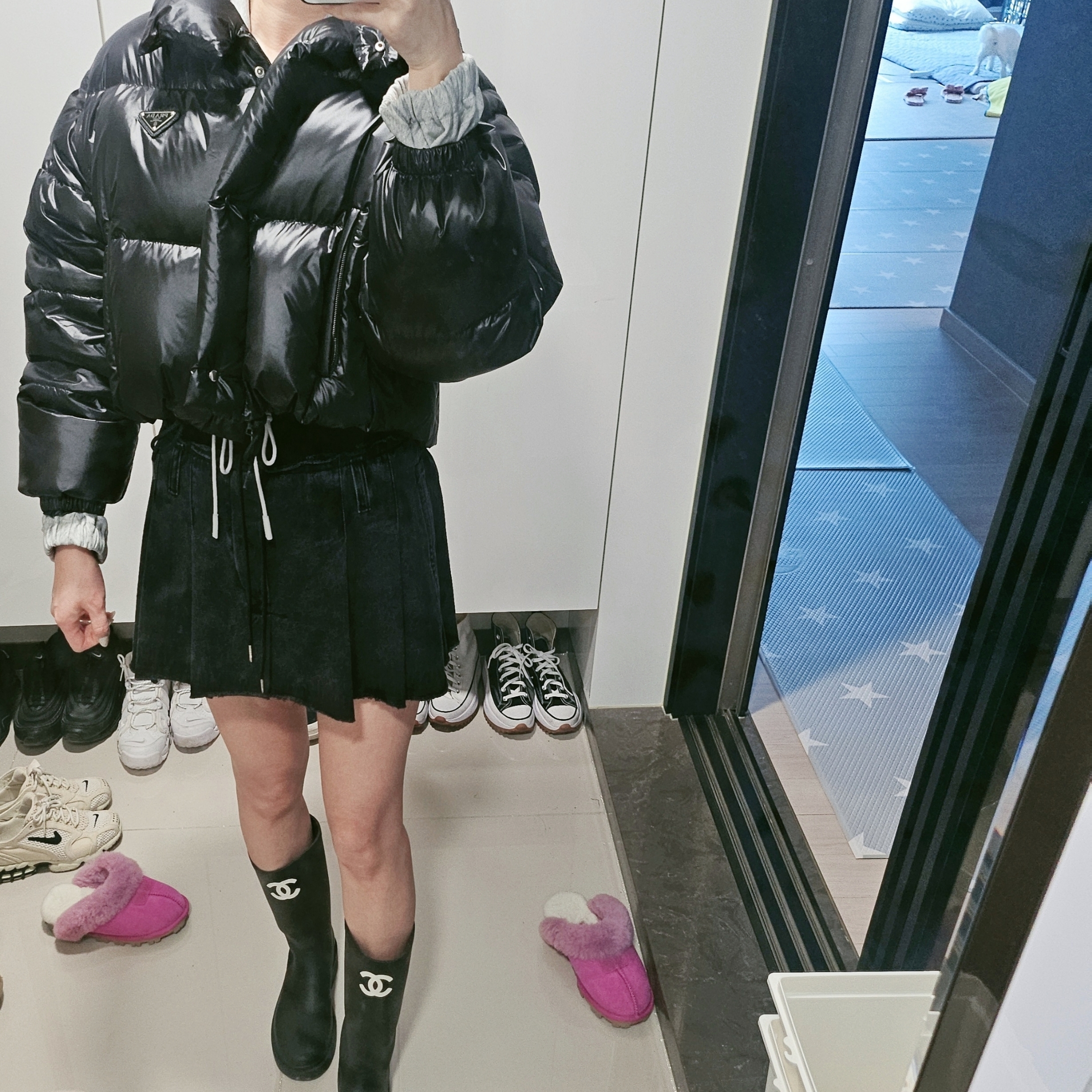 (W) Prada Re-Nylon Convertible Cropped Down Jacket Black 착용 스타일