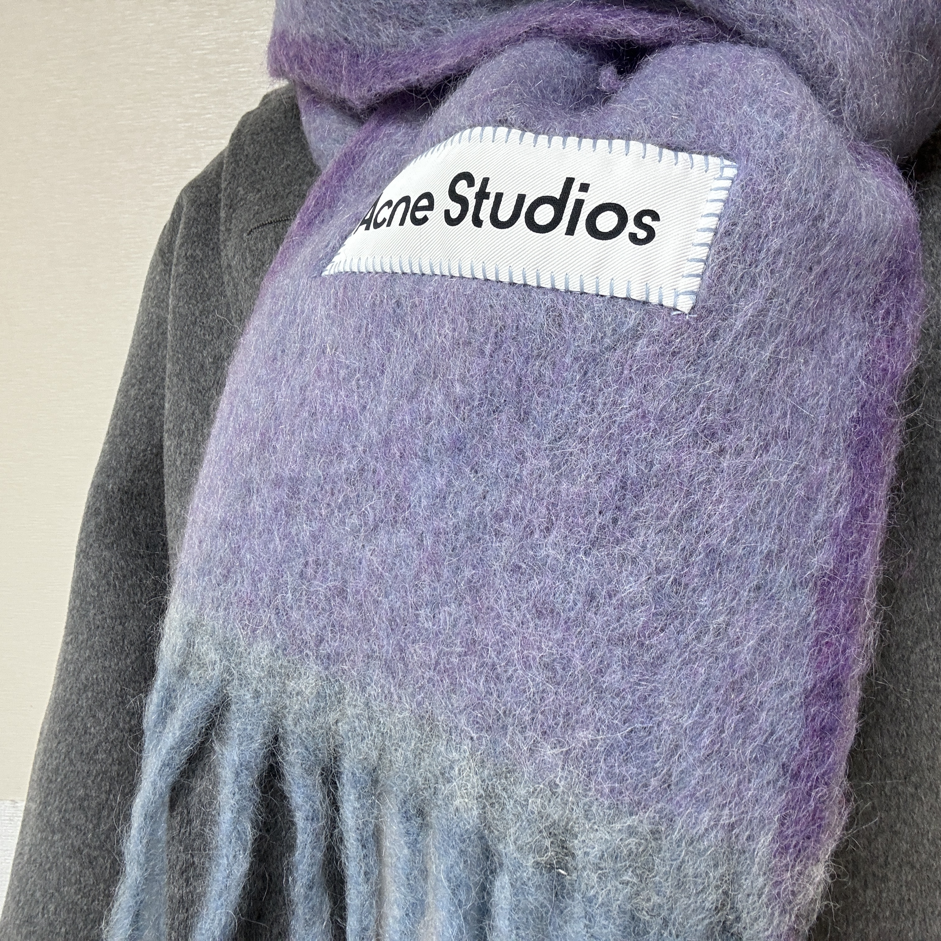 Acne Studios Mohair Wool Fringe Muffler Lavender Purple 착용 스타일 - 2
