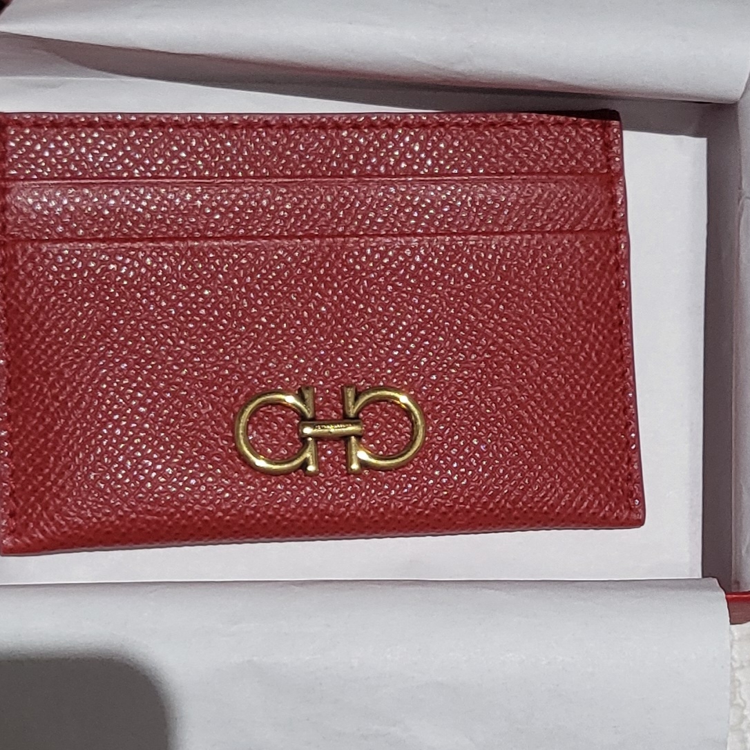 Ferragamo Gancini Credit Card Holder Lipstick Red 착용 스타일