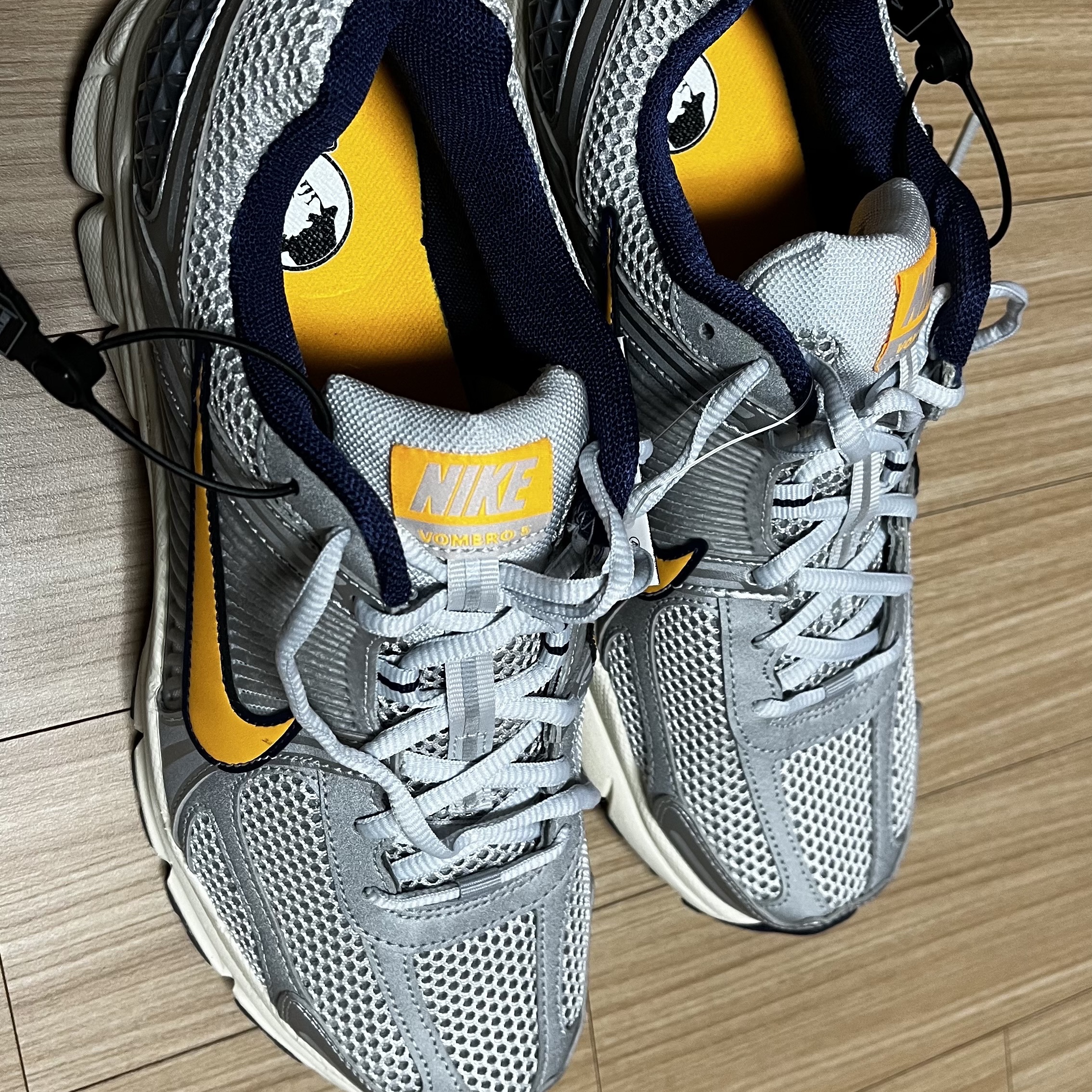 Nike Zoom Vomero 5 Pure Platinum and Laser Orange 착용 스타일 - 2