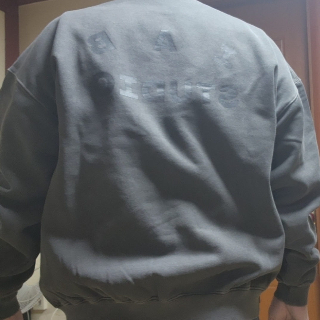 IAB Studio Pigment Sweatshirt Black 착용 스타일