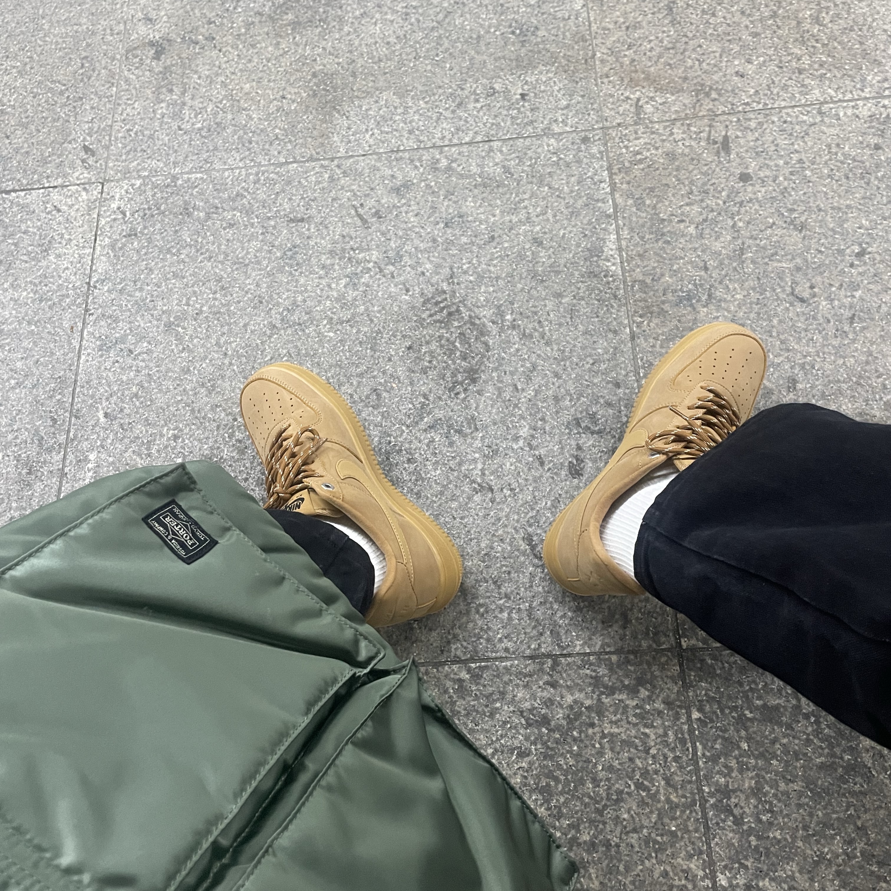 Nike Air Force 1 '07 WB Flax, Porter Tanker Tote Bag Sage Green 착용 스타일