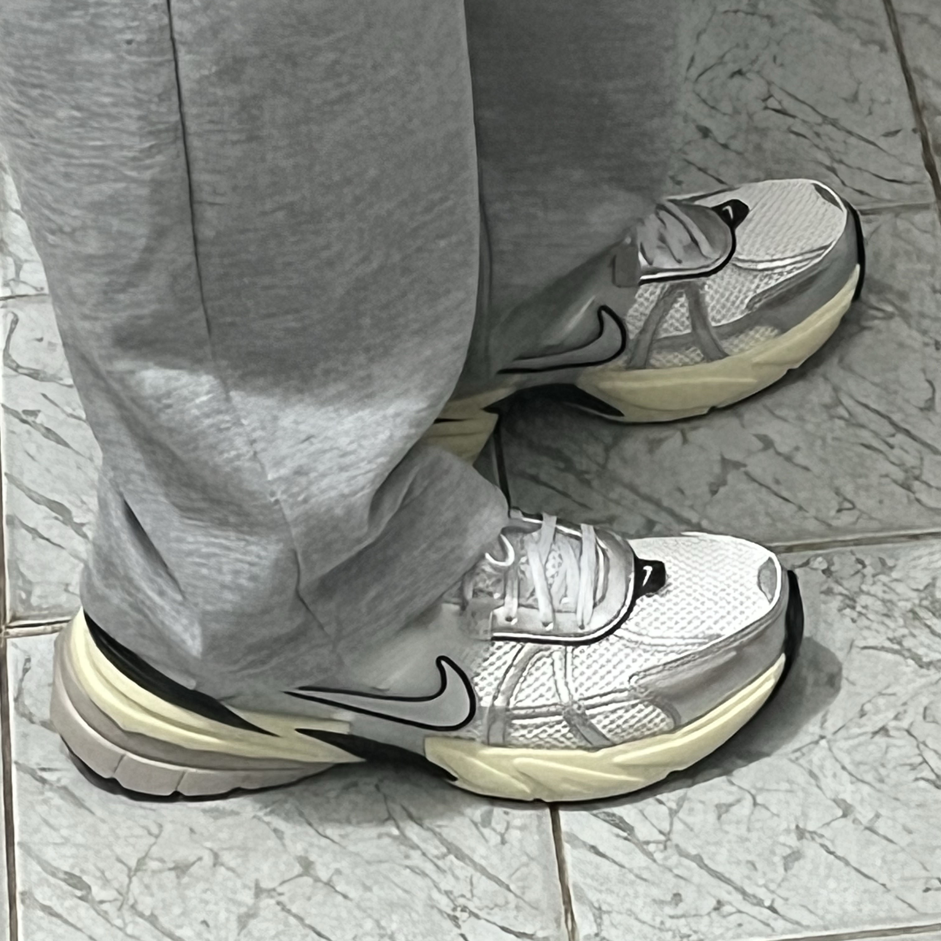 Nike V2K Run Summit White Metallic Silver 착용 스타일