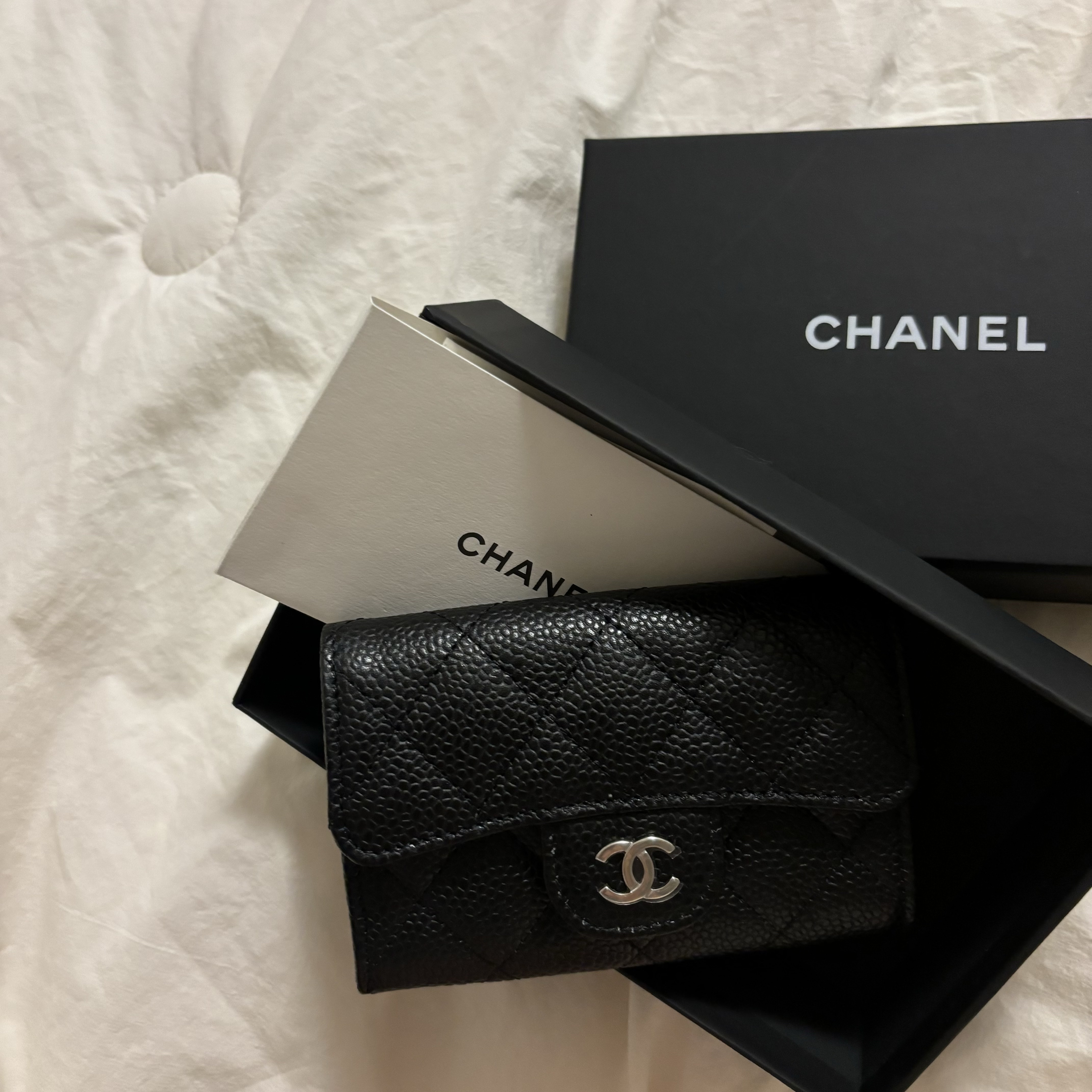 Chanel Classic Card Holder Grained Calfskin & Silver Black 착용 스타일