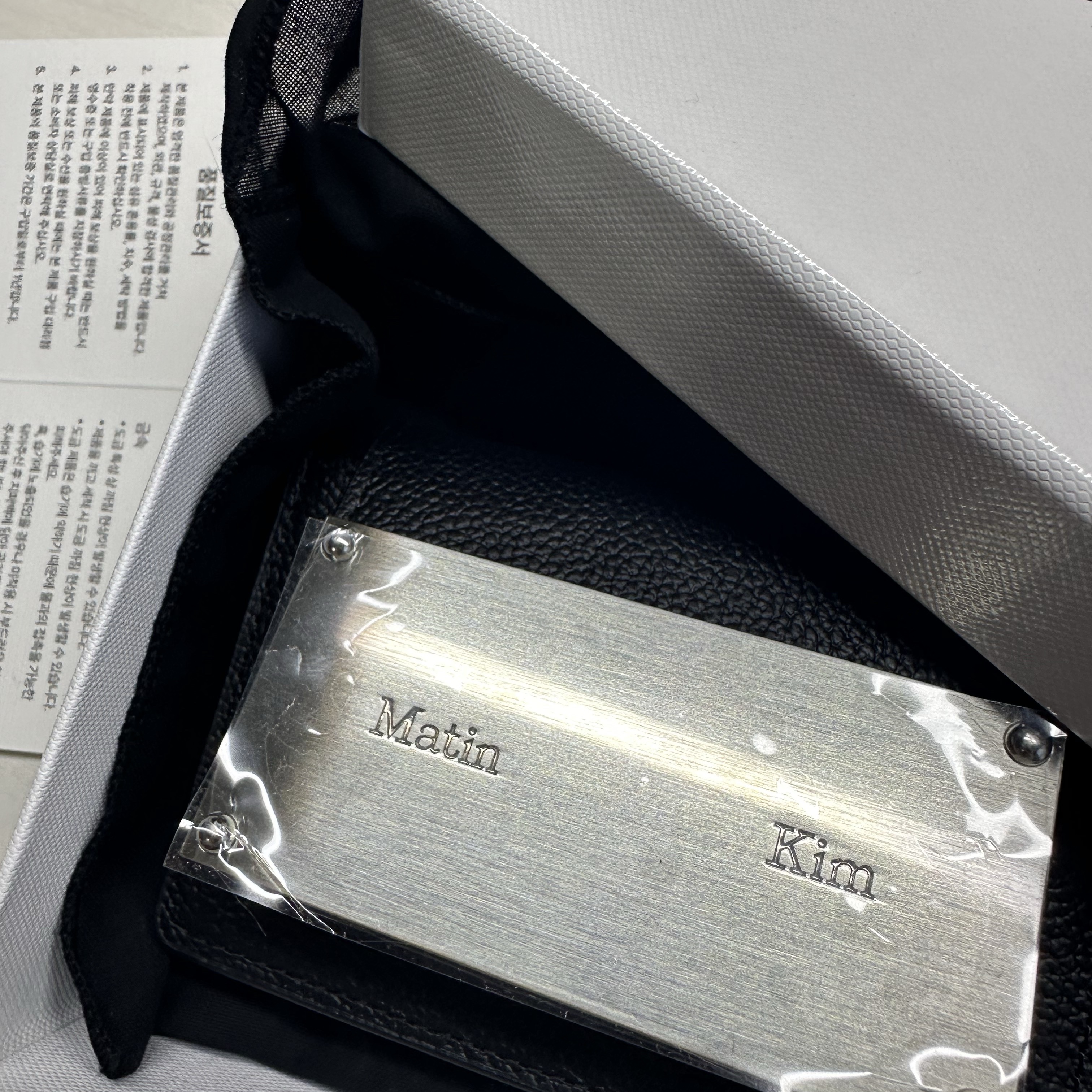 Matin Kim Accordion Wallet Black 착용 스타일