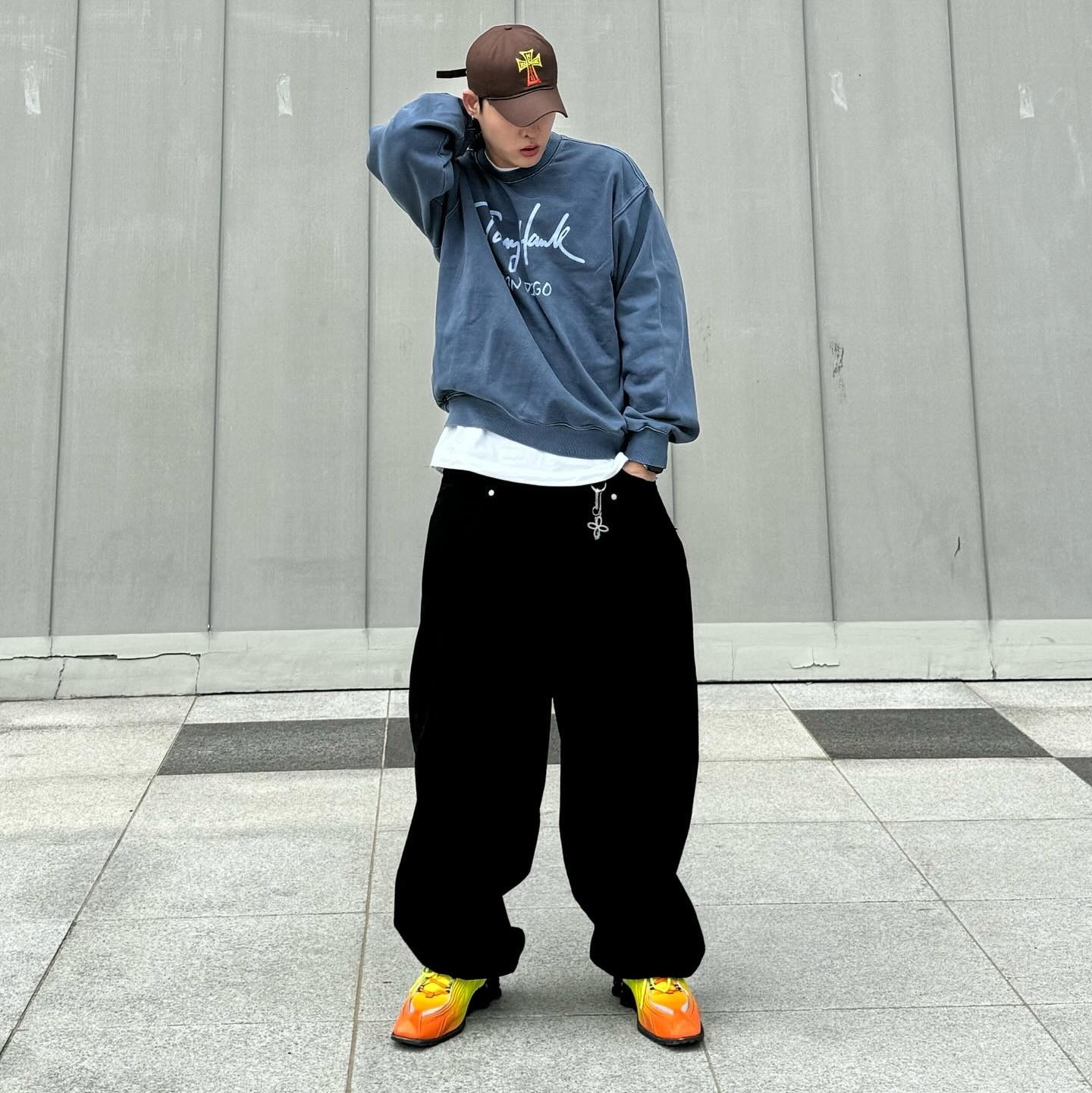 Nike x Martine Rose Shox MR4 Safety Orange 착용 스타일 - 2