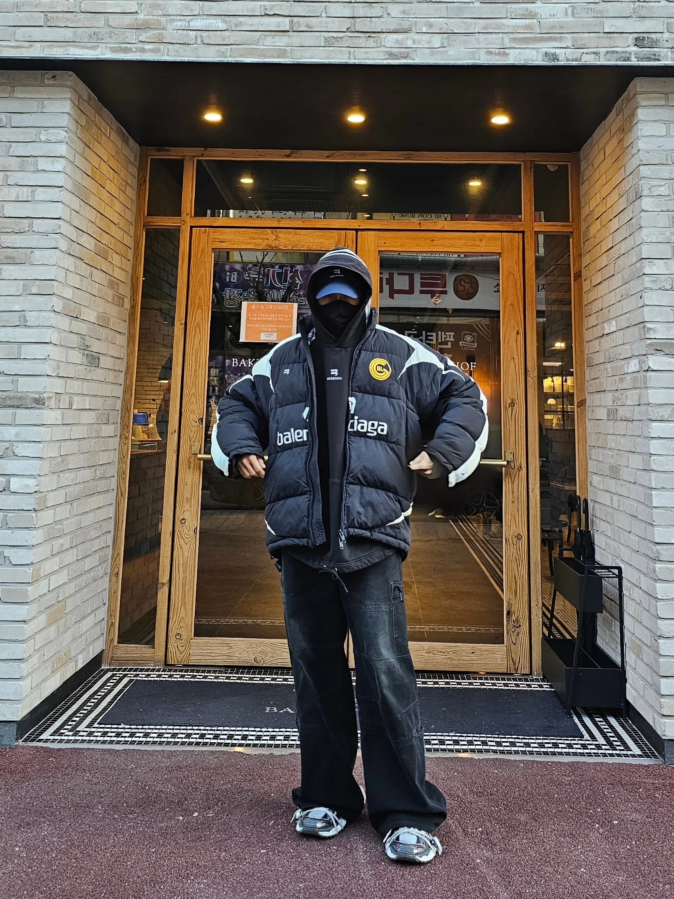 Balenciaga Cargo Pants Faded Black, Balenciaga Sporty B Hoodie Black 착용 스타일 - 6