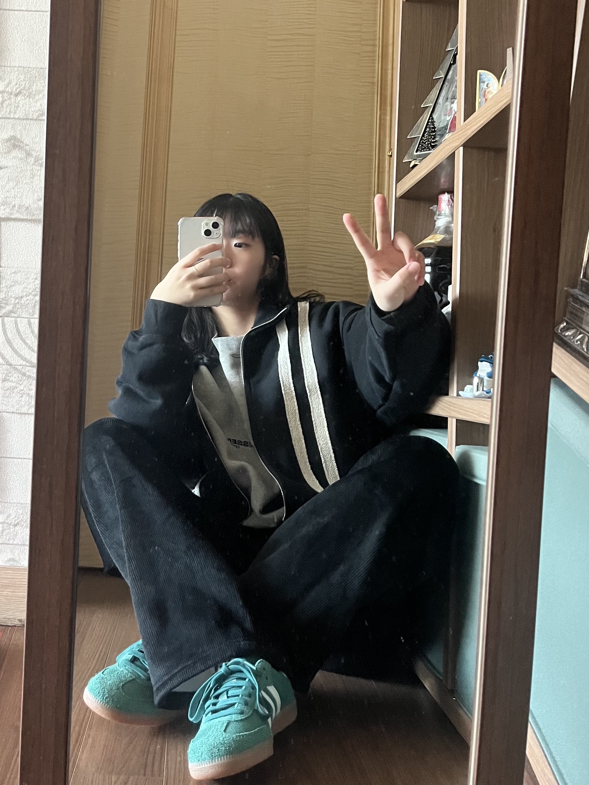 Adidas Samba OG Collegiate Green, Essentials The Core Collection Crewneck Sweatshirt Dark Oatmeal 착용 스타일 - 3