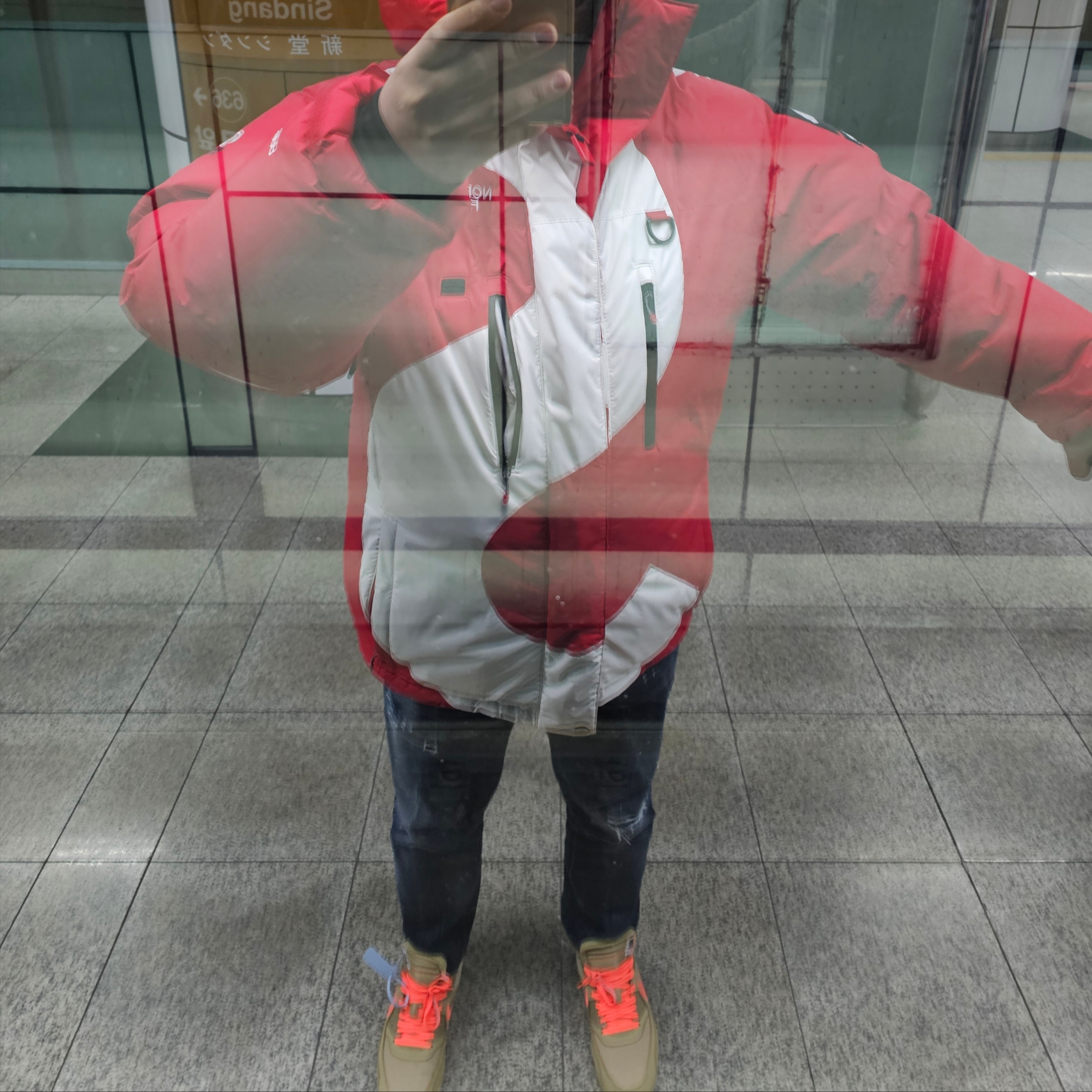 Nike x Off-White Air Max 90 V2 Desert Ore, Supreme x The North Face S Logo Summit Series Himalayan Parka Red - 20FW 착용 스타일 - 1