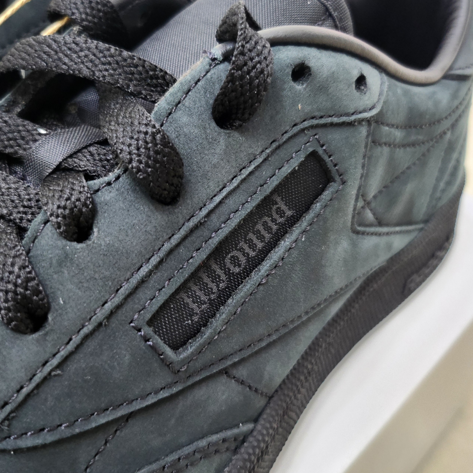 Reebok x JJJJound Club C 85 Triple Black 착용 스타일 - 3