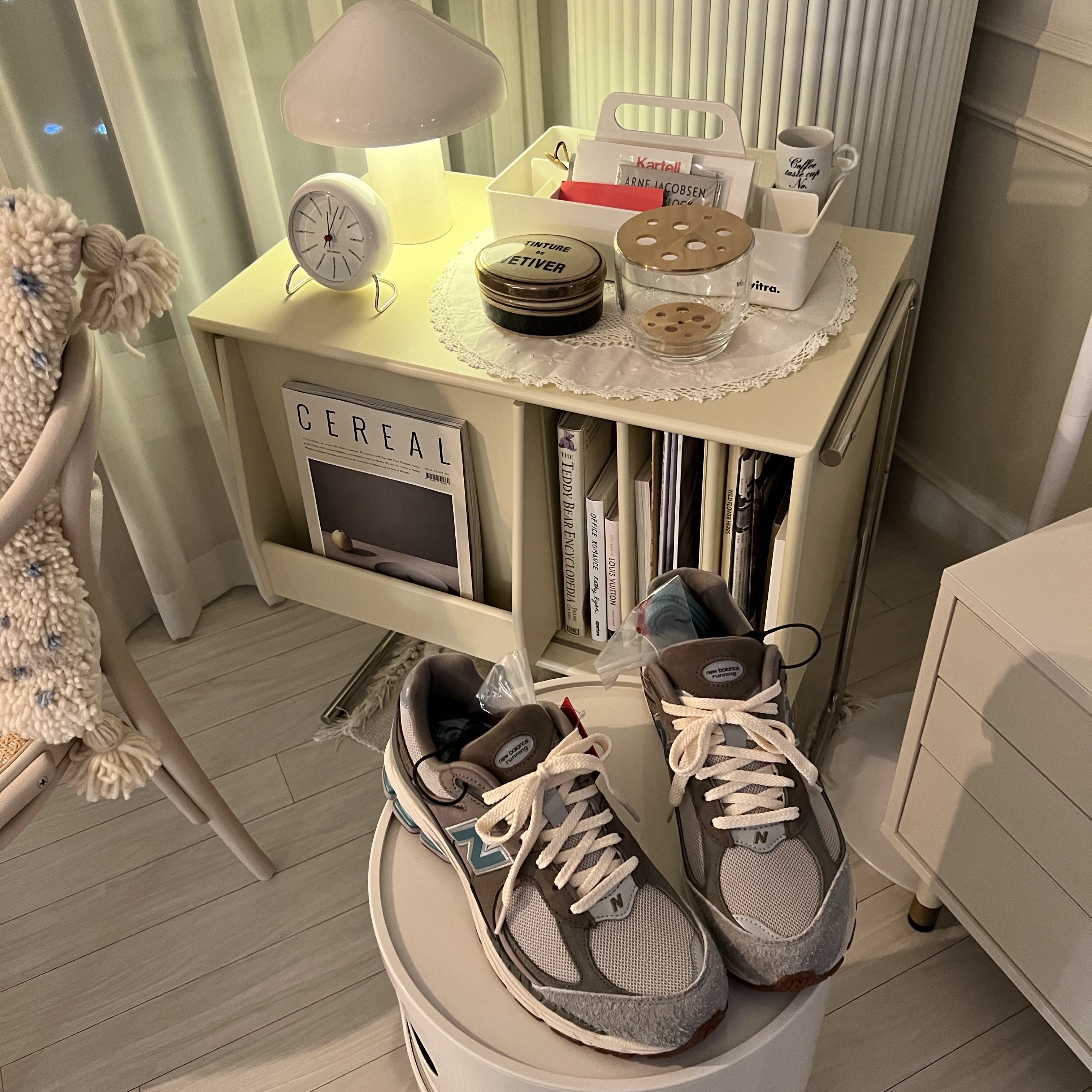 New Balance x Atmos 2002R Beige Grey 착용 스타일 - 2