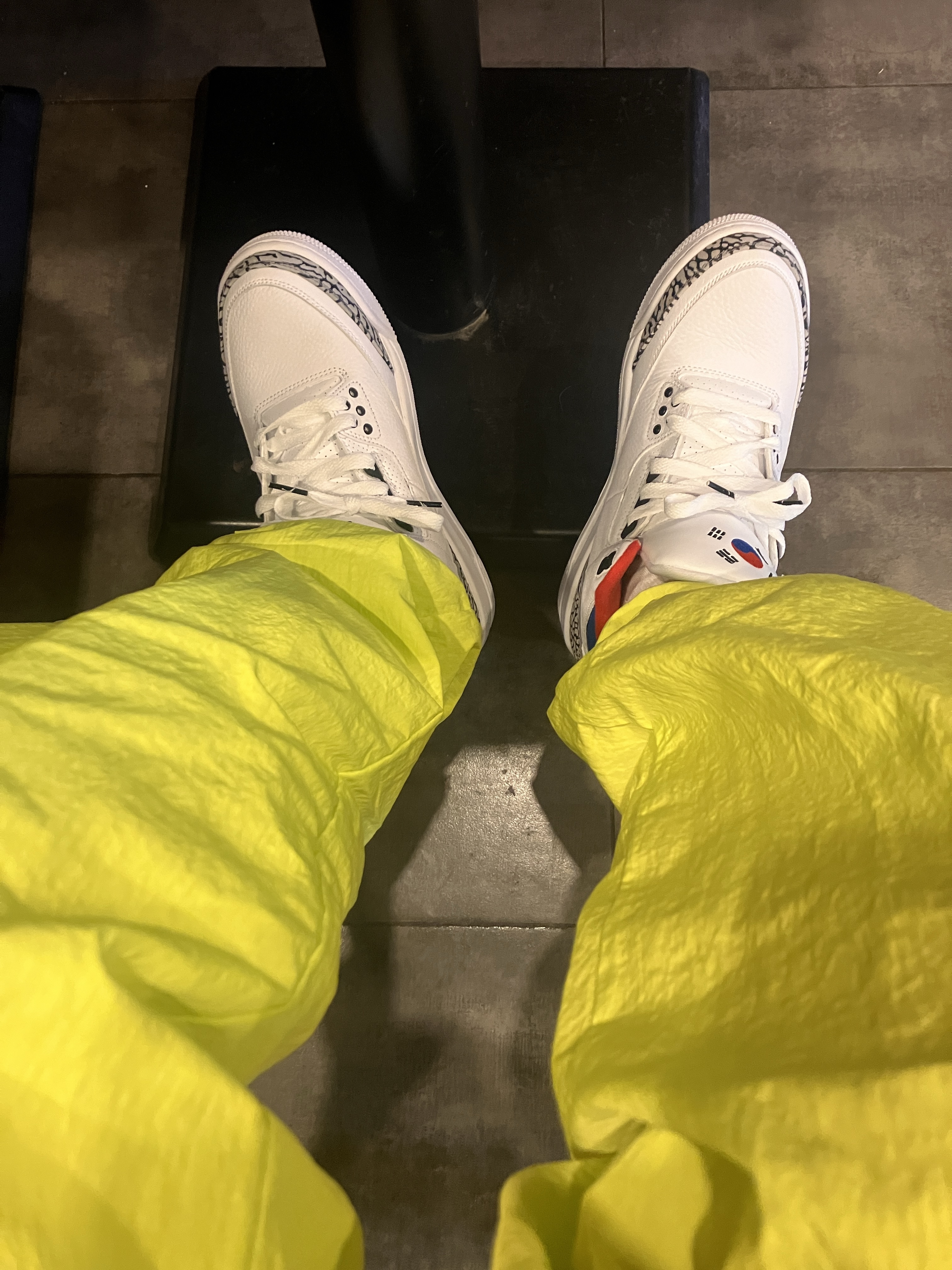 (W) Jordan 3 Retro Seoul, Nike x Stussy Beach Pants Bright Cactus 착용 스타일