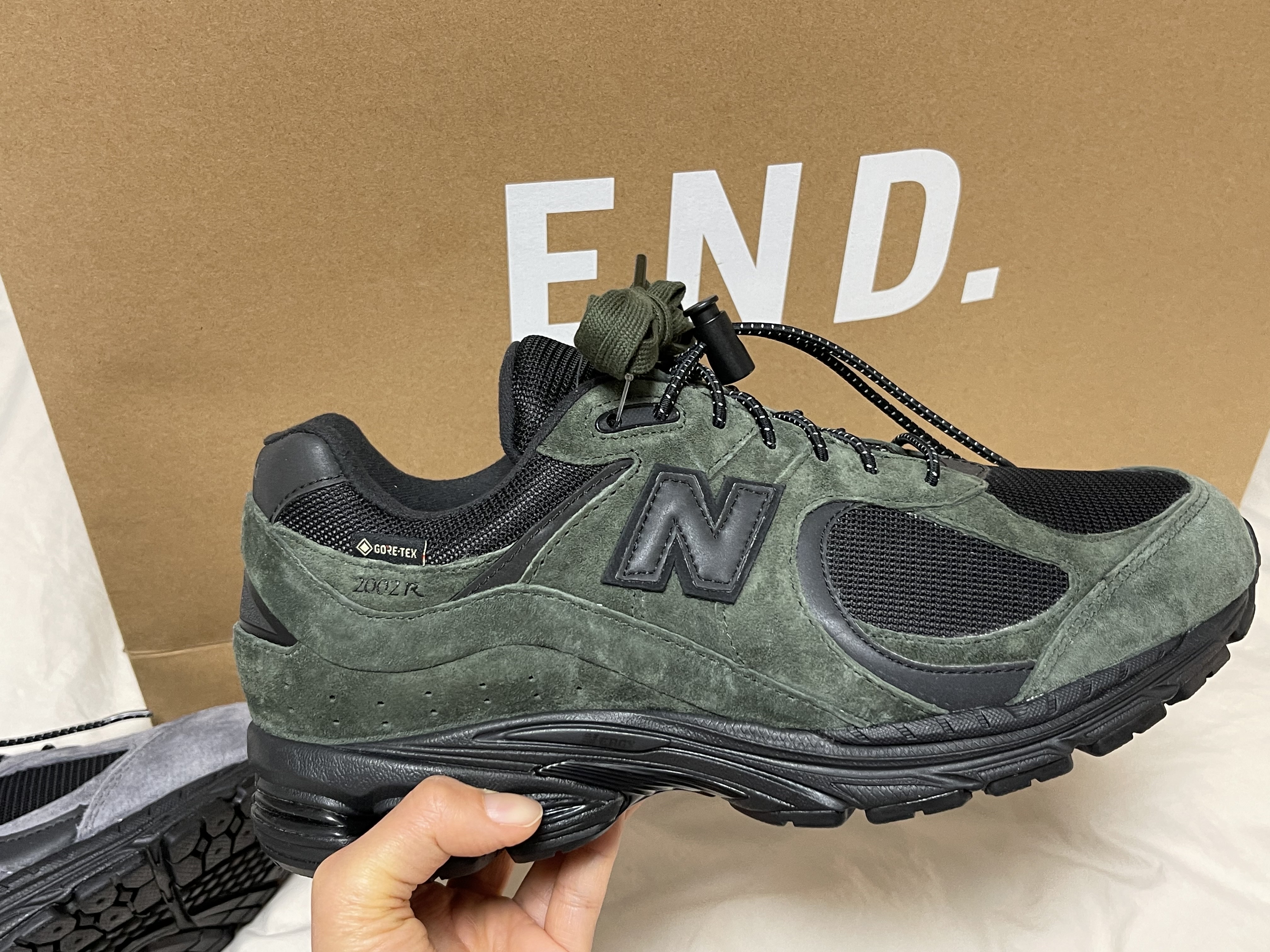 New Balance x JJJJound 2002R Gore-Tex Charcoal, New Balance x JJJJound 2002R Gore-Tex Pine 착용 스타일 - 1