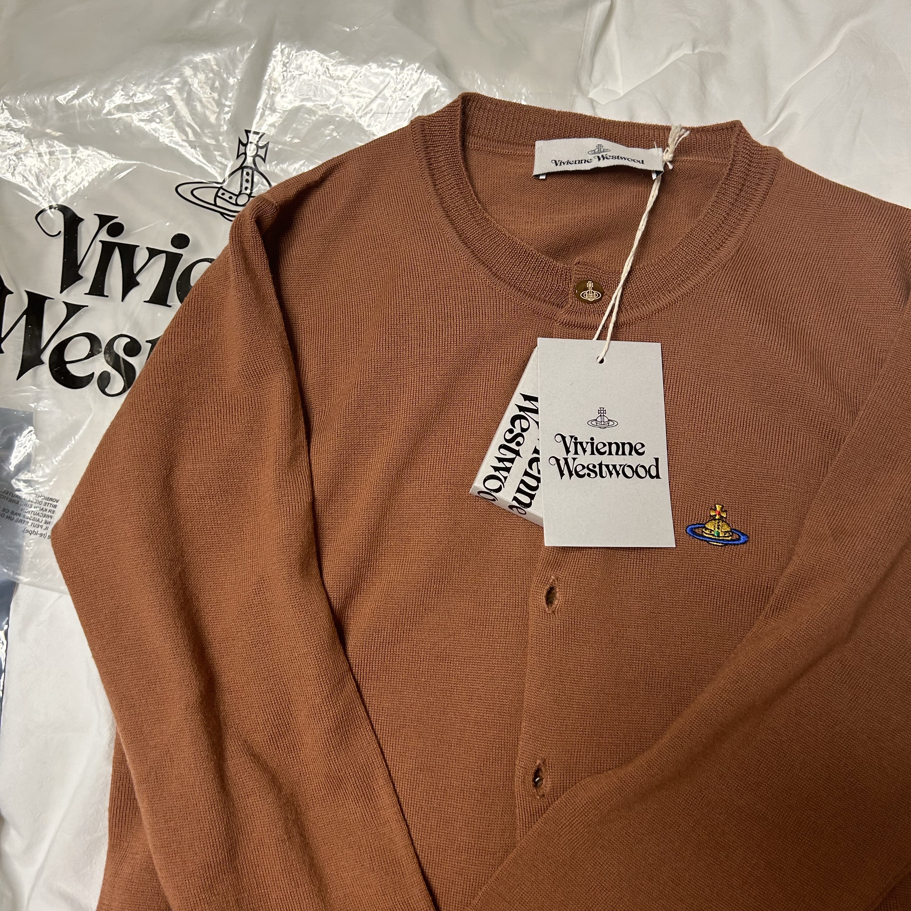 (W) Vivienne Westwood Bea Cardigan Burnt Orange 착용 스타일